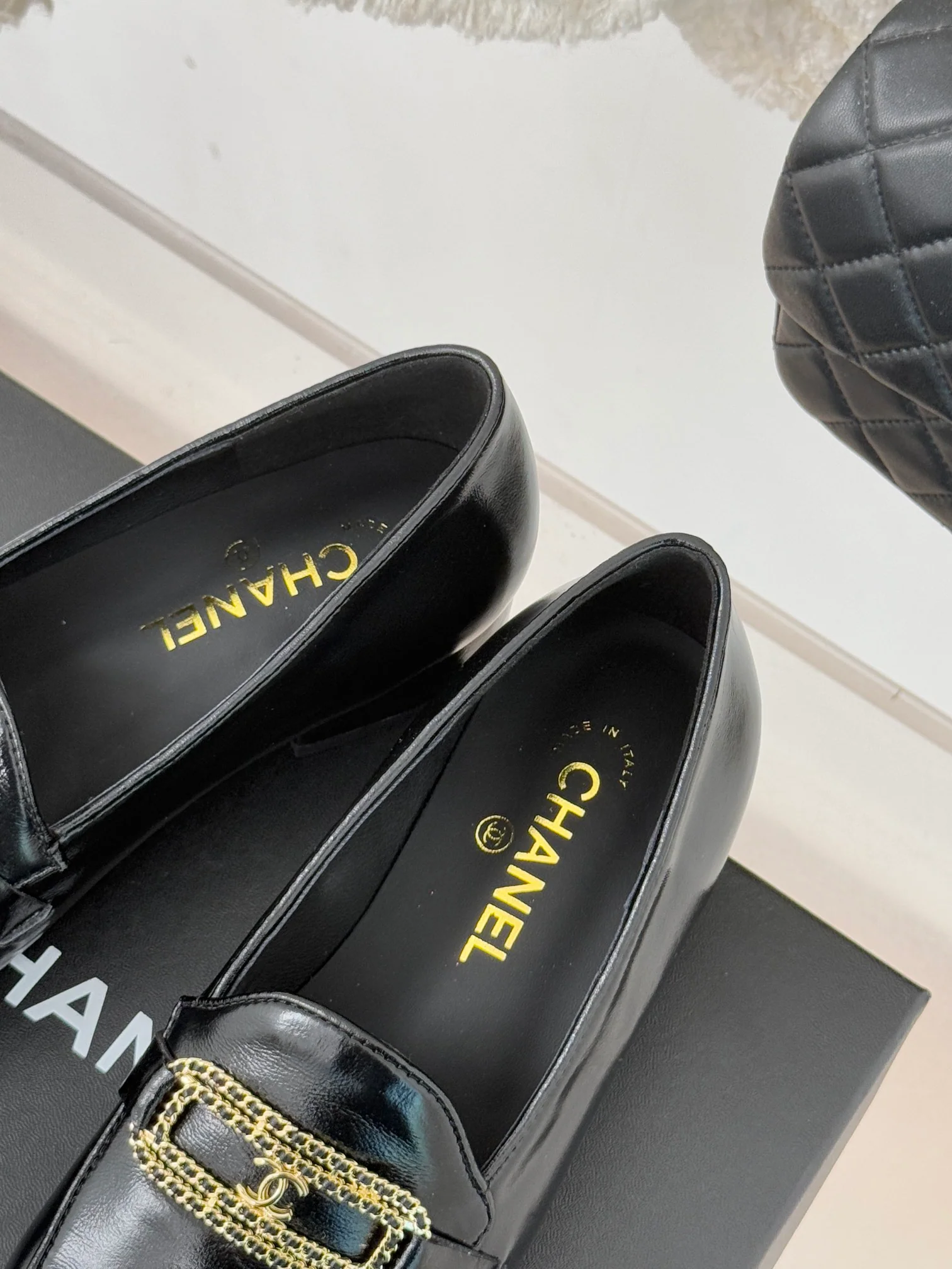 Лоферы Chanel 2024 с двойной цепочкой и пряжкой - черные