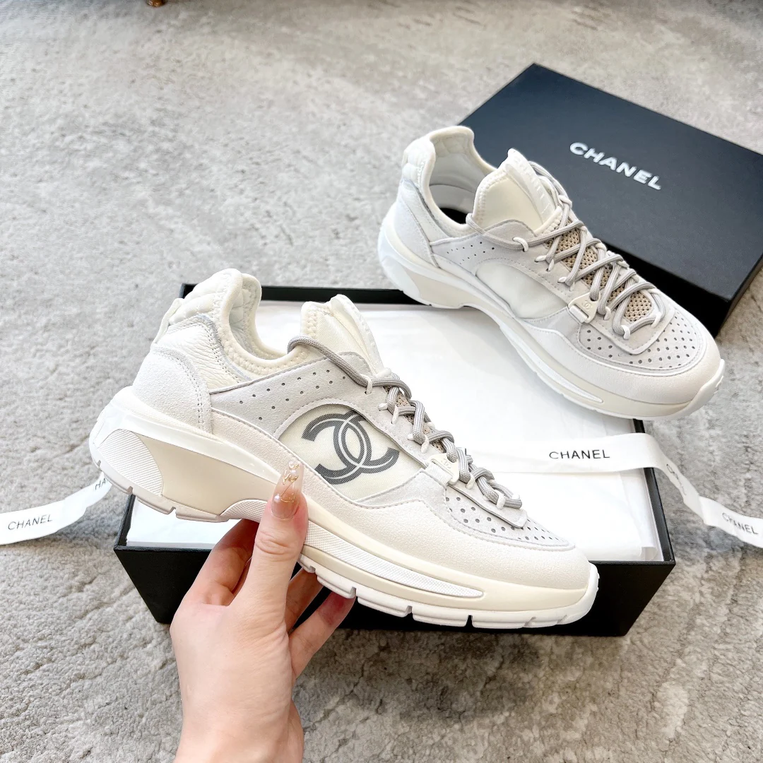 Новые поступления коллекции Chanel Весна/Лето 2023 - Кроссовки - Белые - 1