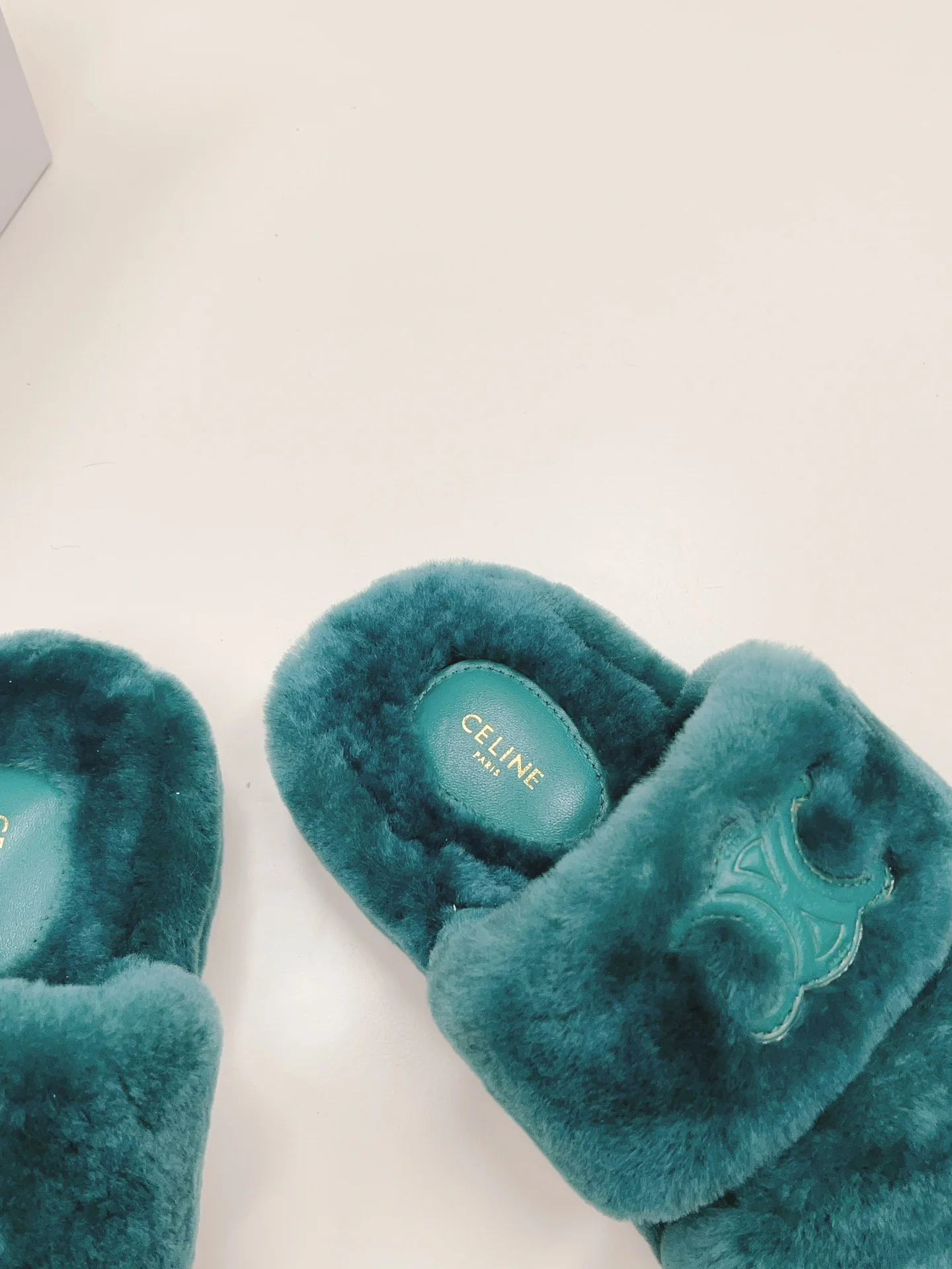 Новинка сезона осень/зима 2023 от Celine - Меховые тапочки - Зеленые
