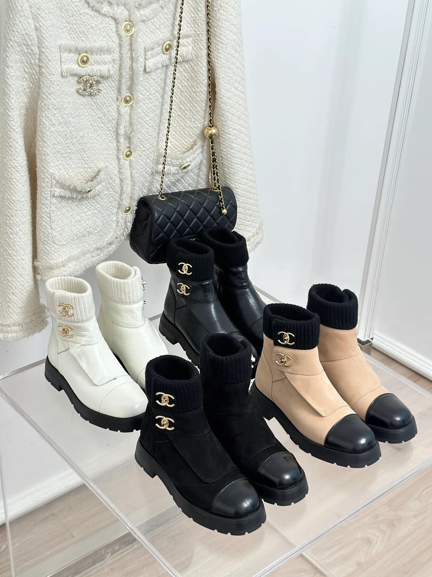 Новинка сезона осень/зима 2023 от Chanel - Вязаные ботильоны в стиле пэчворк - Абрикосовый цвет - 1