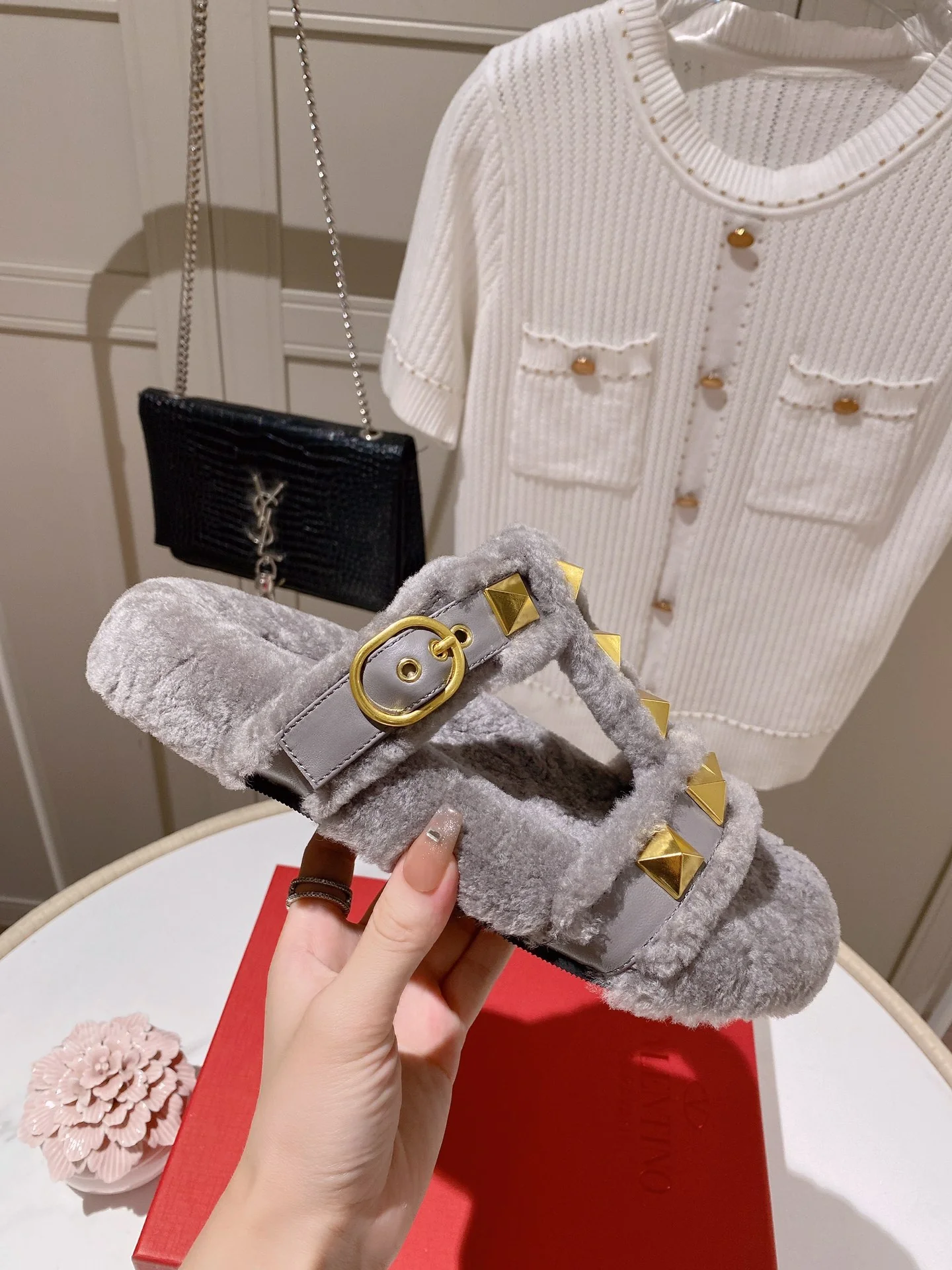 Новинка сезона осень/зима 2022 от Valentino - Шерстяные тапочки - Серые