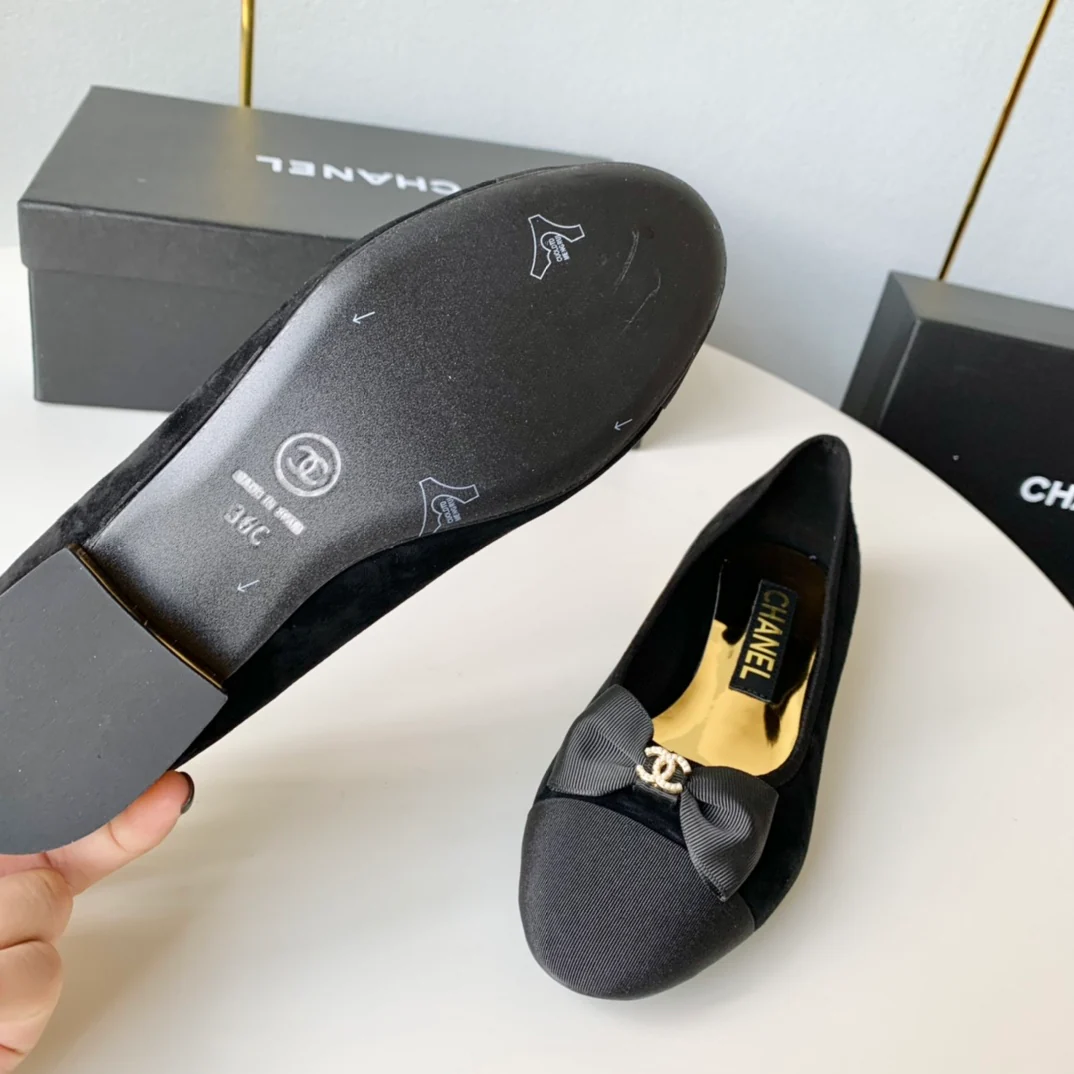 Замшевые туфли Chanel с бантом - черные