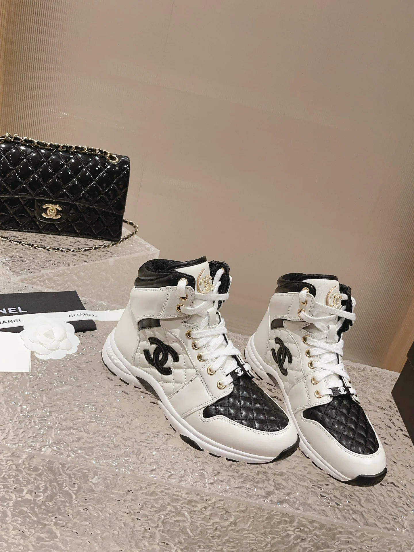 Высокие кроссовки Chanel — белые с перламутровыми вставками.