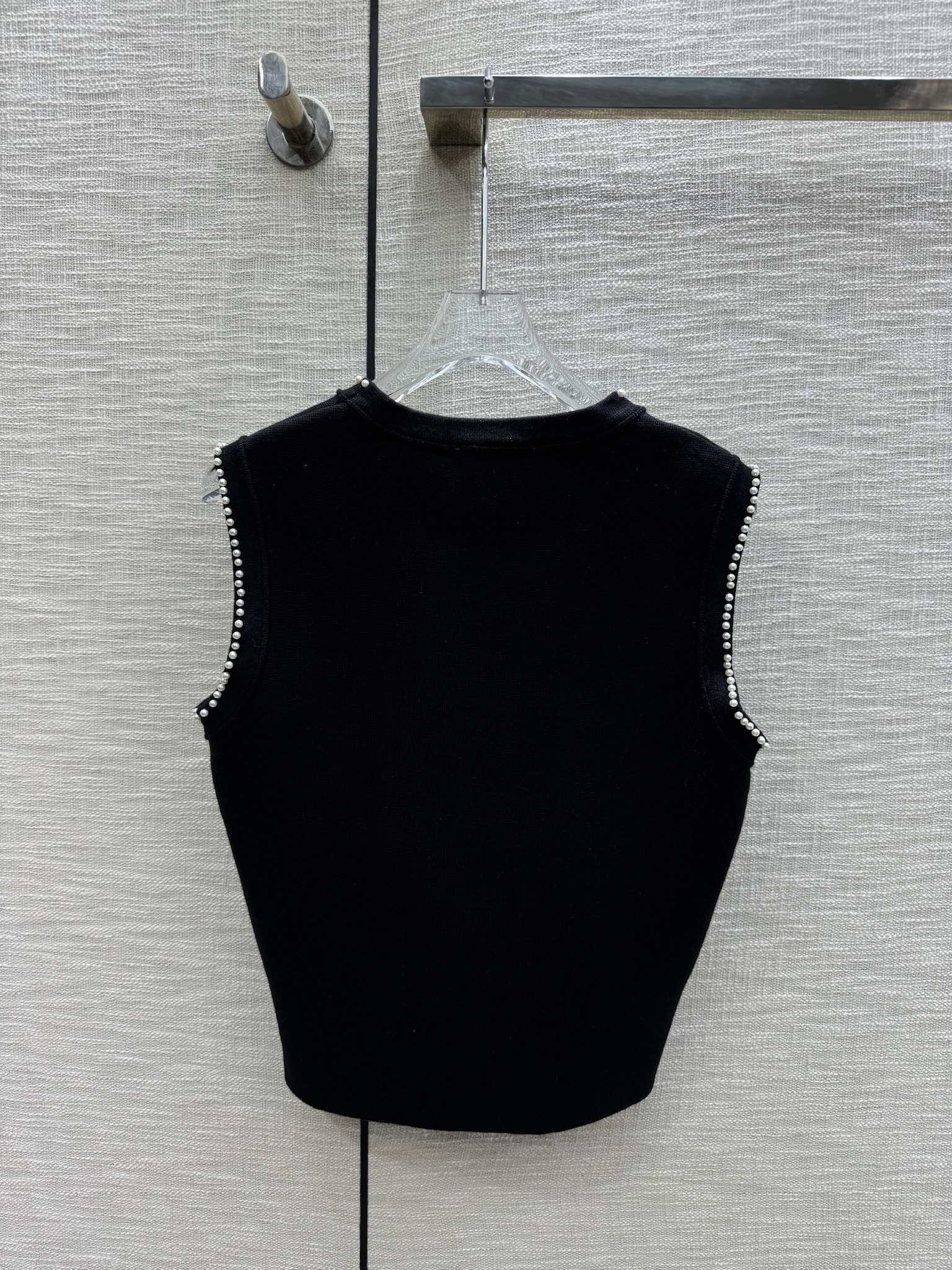 Жилет Chanel 2403, украшенный толстым слоем бисера.