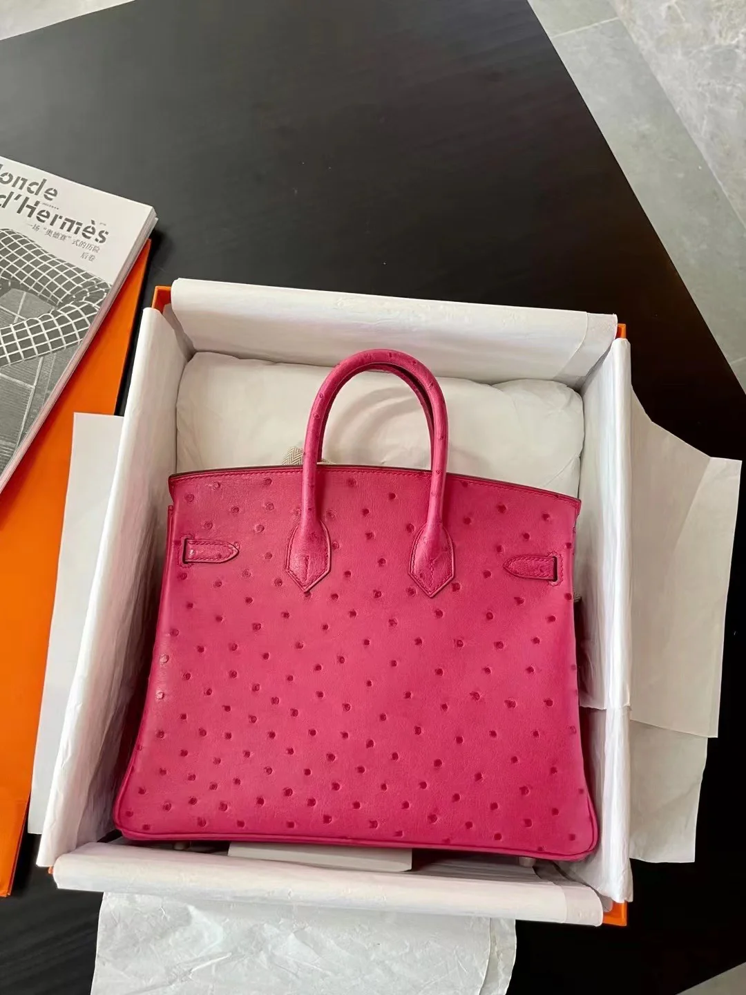 Сумка Hermes Birkin 25 из кожи страуса, нежно-розового цвета, с серебряной пряжкой.