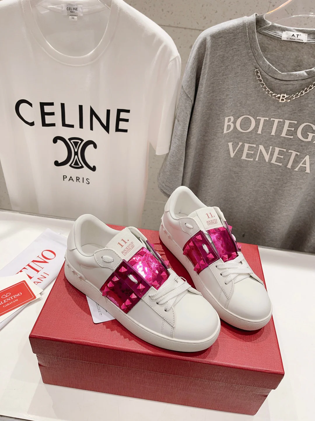 Новинка Valentino 2023 года - Белые повседневные кроссовки - Розовые