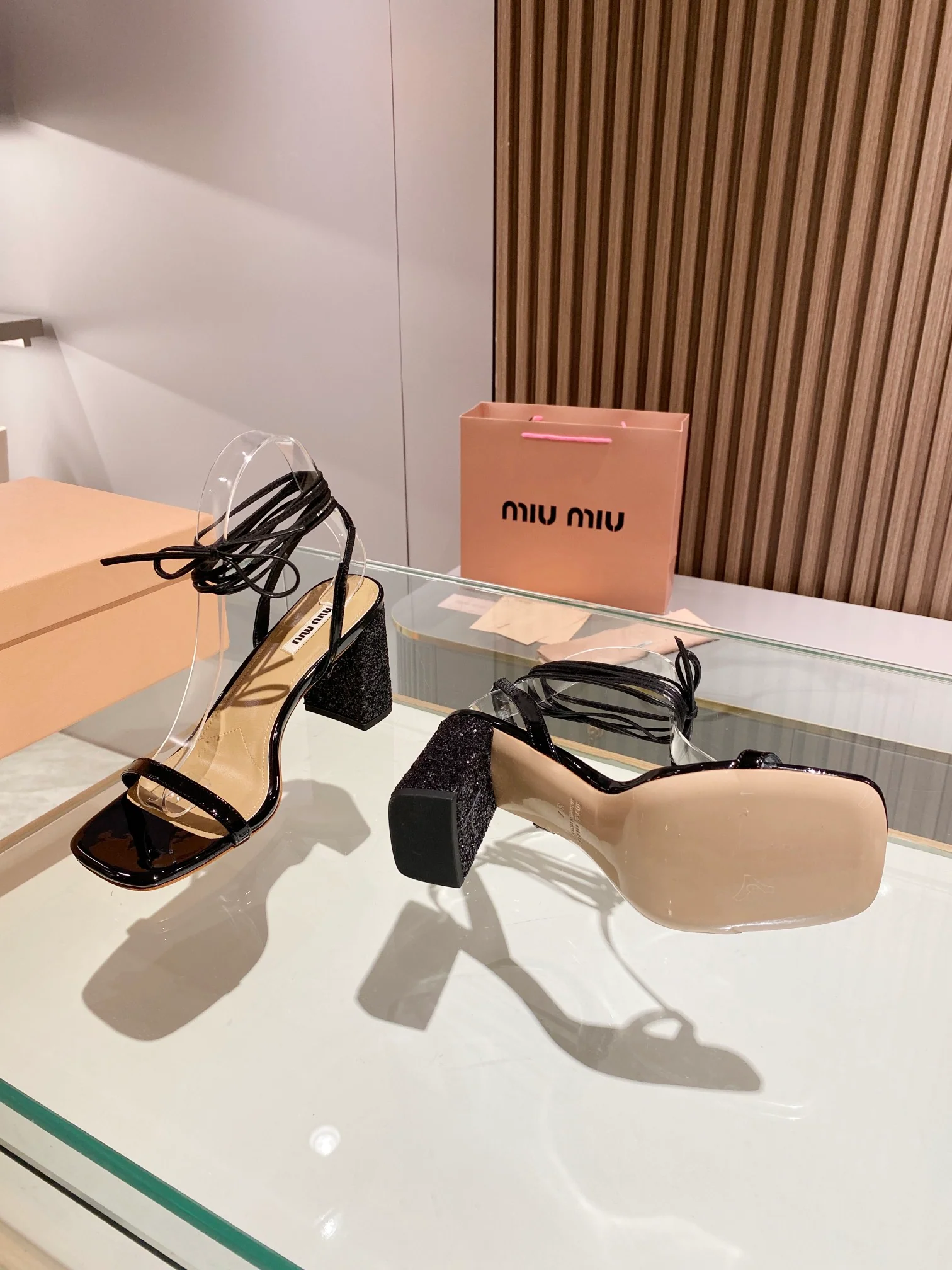 Новинка сезона весна/лето 2023 от Miu Miu - Босоножки на высоком каблуке с ремешками - 8-5 см - Черные