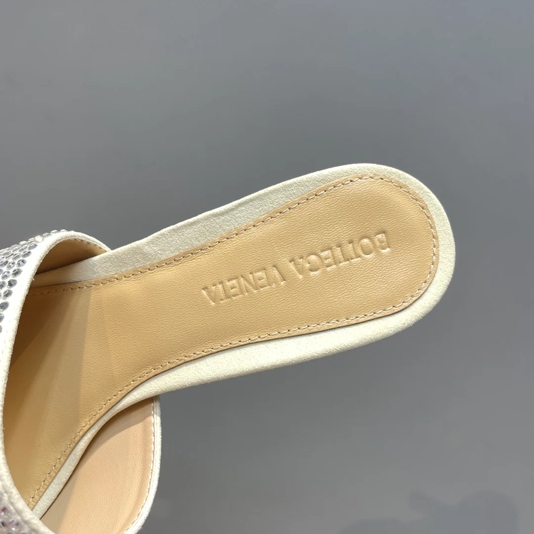 Сандалии на высоком каблуке из коллекции BV-2022 с подиума - 1