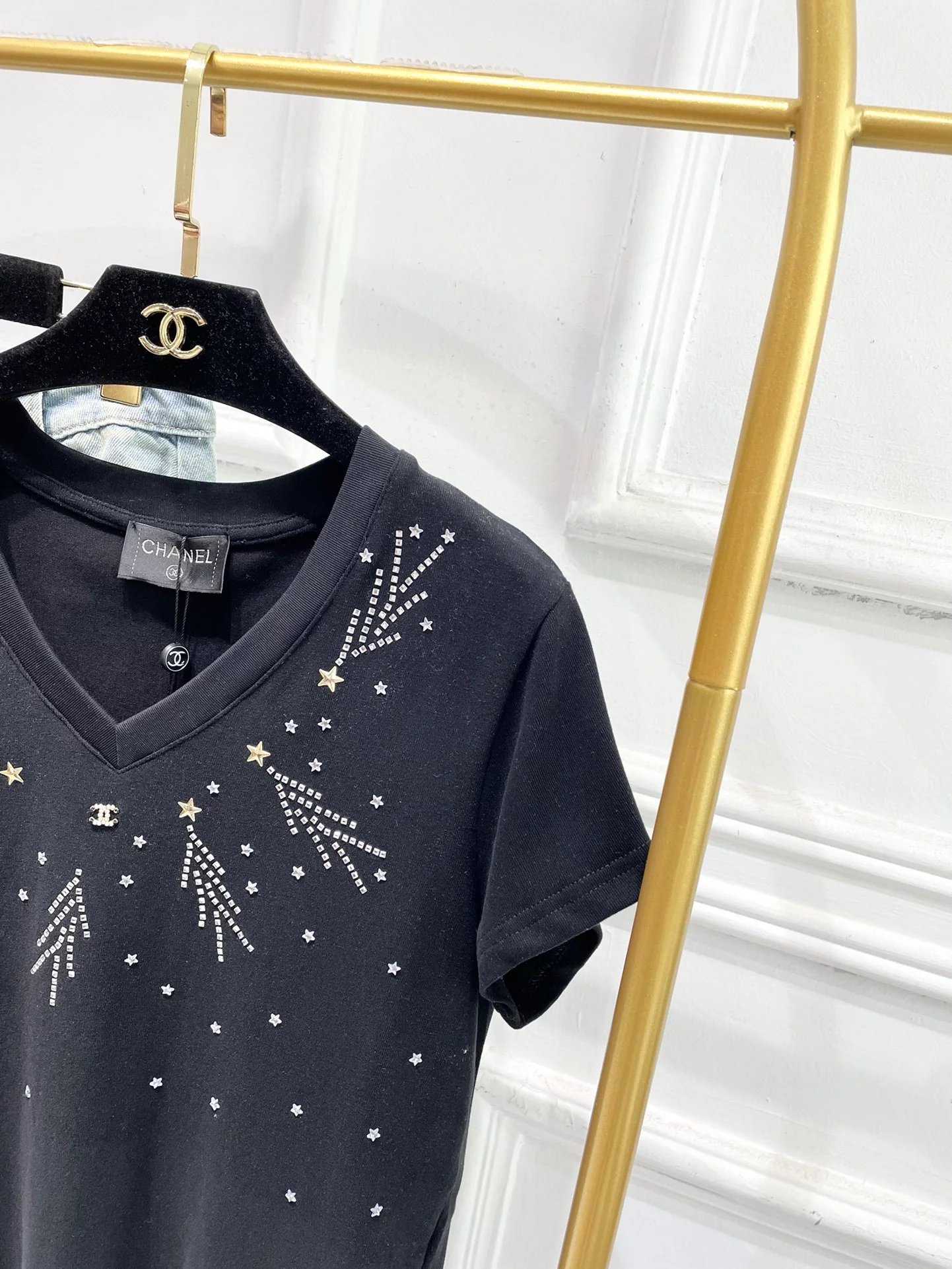 Футболка в стиле Chanel - 2403 - с V-образным вырезом и короткими рукавами, украшенная стразами - Черная