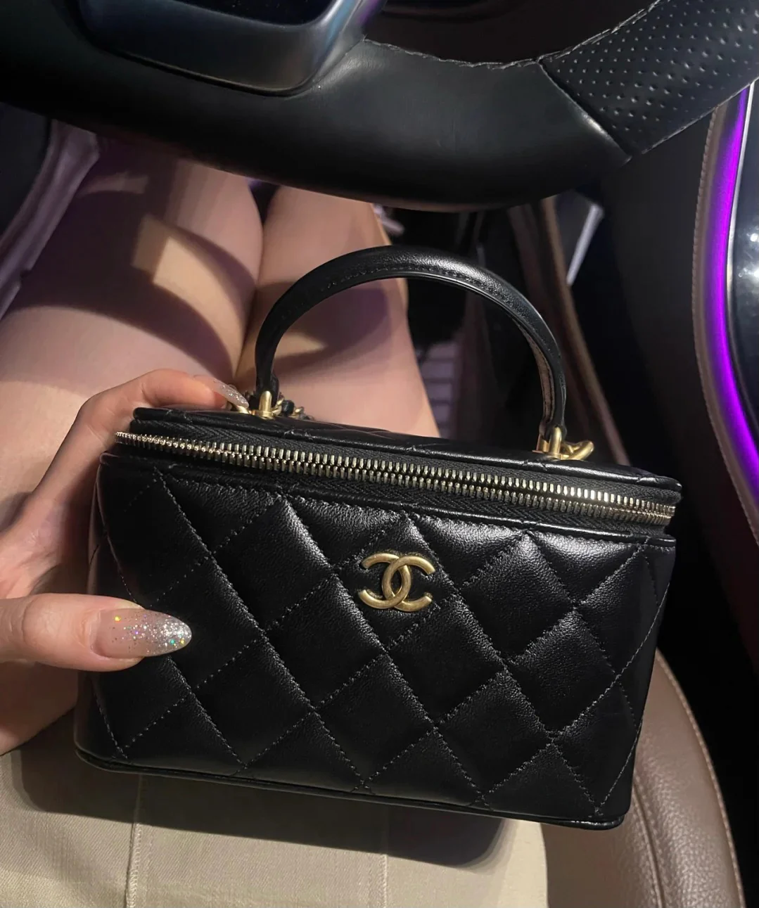 Сумка-коробочка Chanel с кожаной ручкой, длинная, черная.