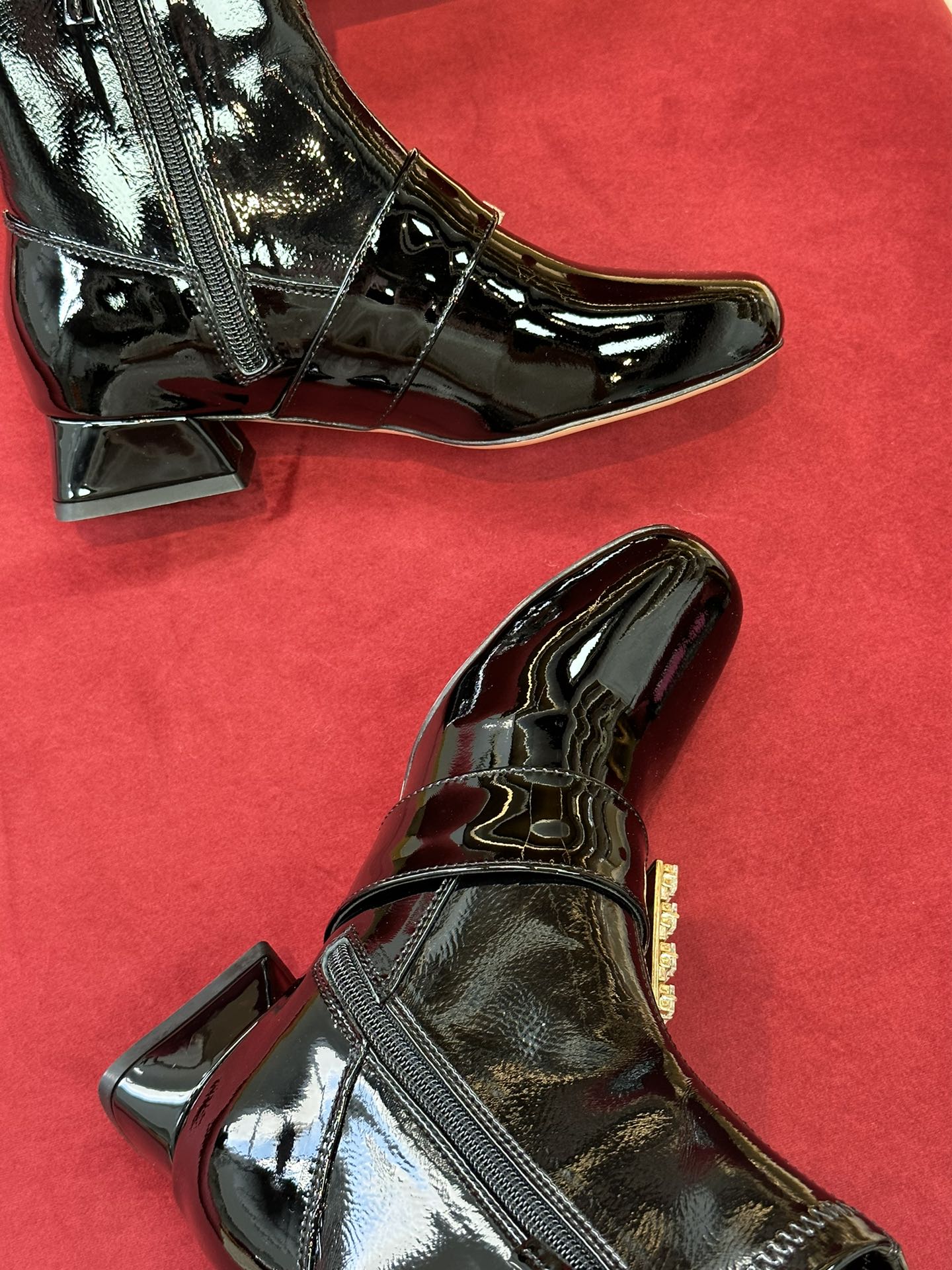 RV - Ботильоны из эластичной лакированной кожи, украшенные стразами Swarovski