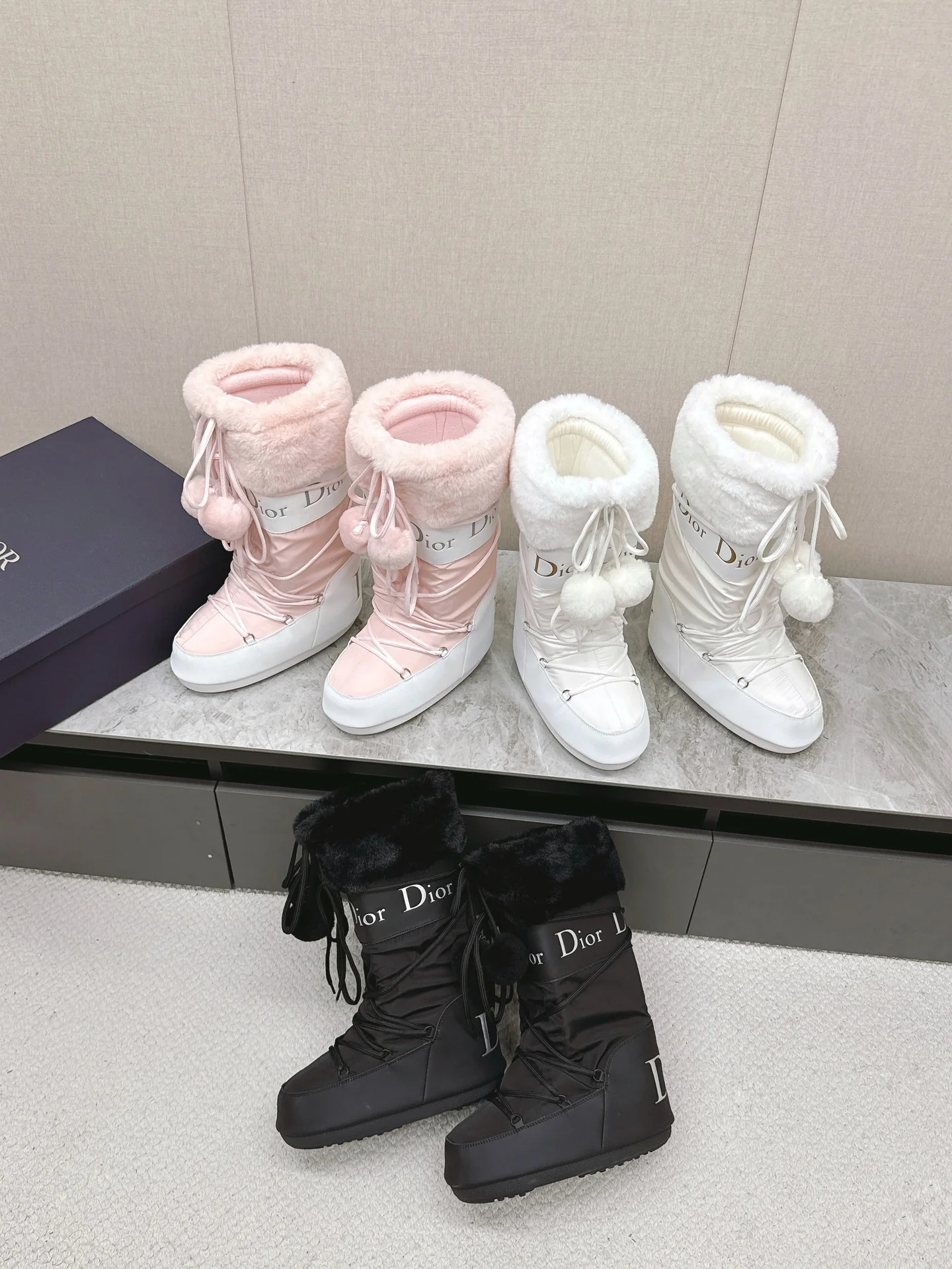 Изображение коллекции пуховых туфель Dior 2024 года