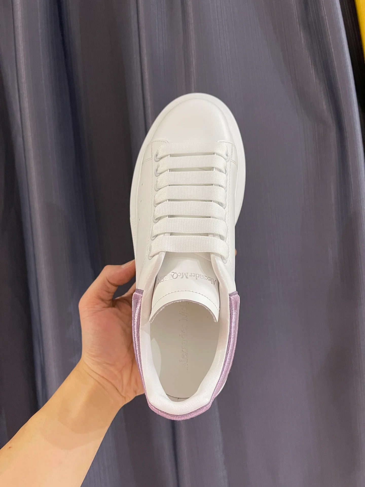 Классические белые кроссовки McQueen - унисекс - фиолетовый бархат - вышитая пятка - премиум-издание