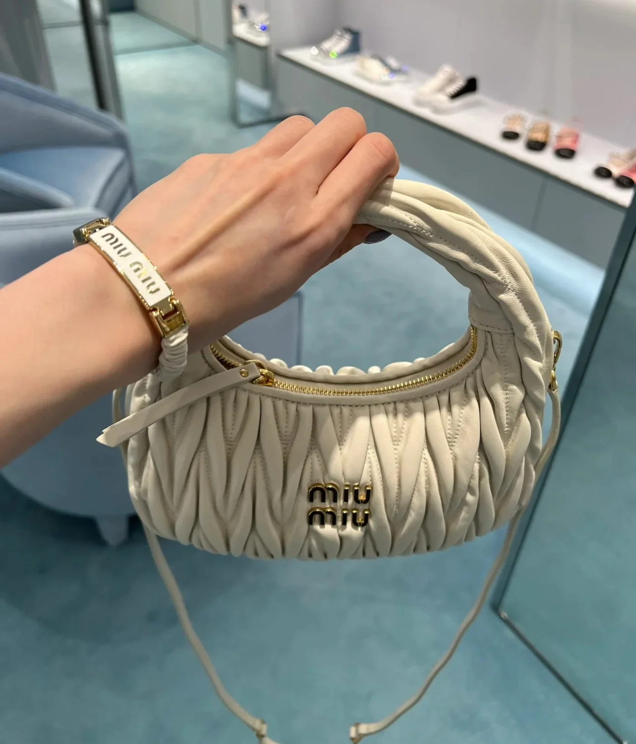 Сумка Miu Miu Wander из овечьей кожи, мини-юбка, белая.