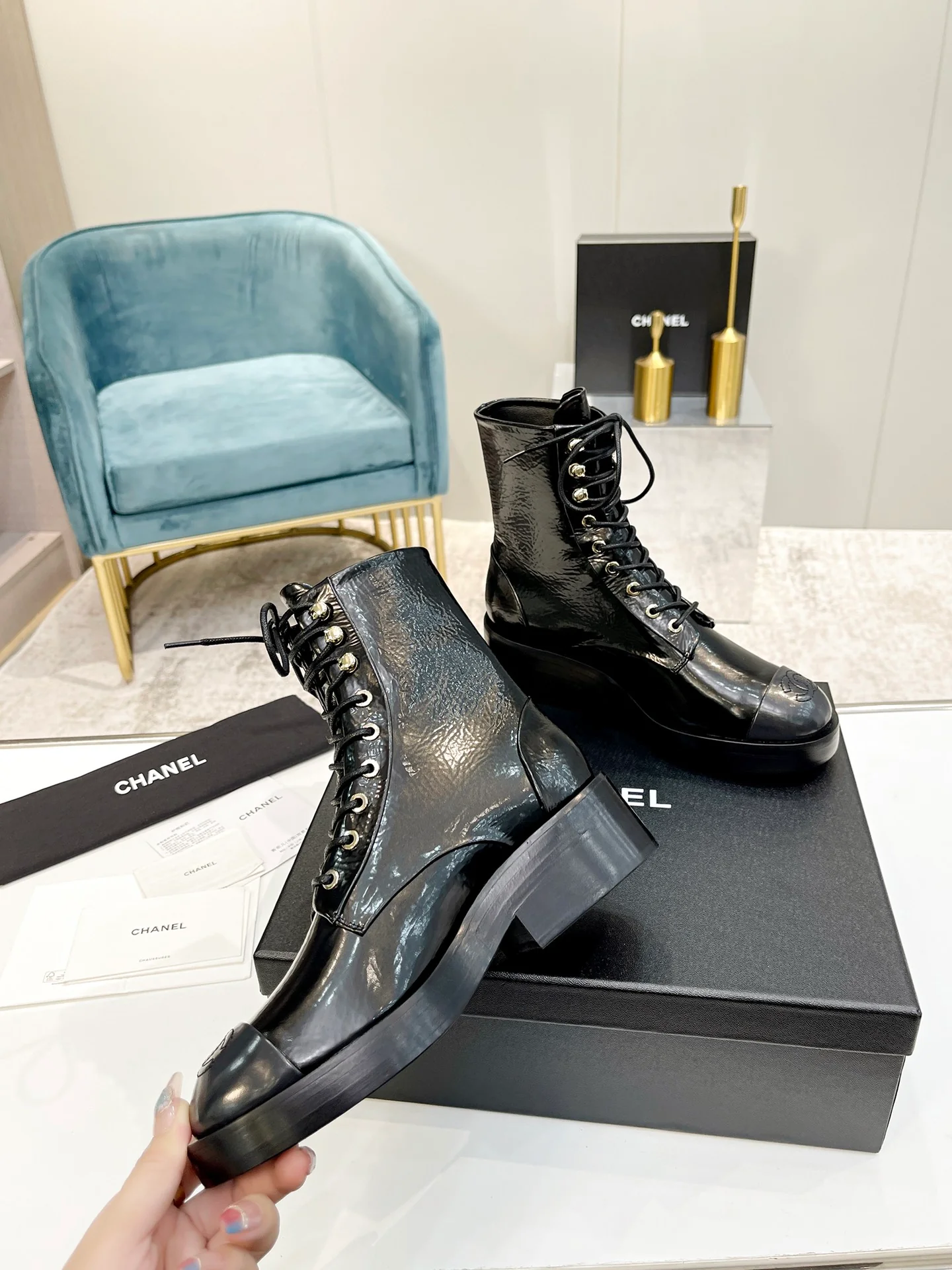 Chanel - Ботинки до середины икры на шнуровке - Черные