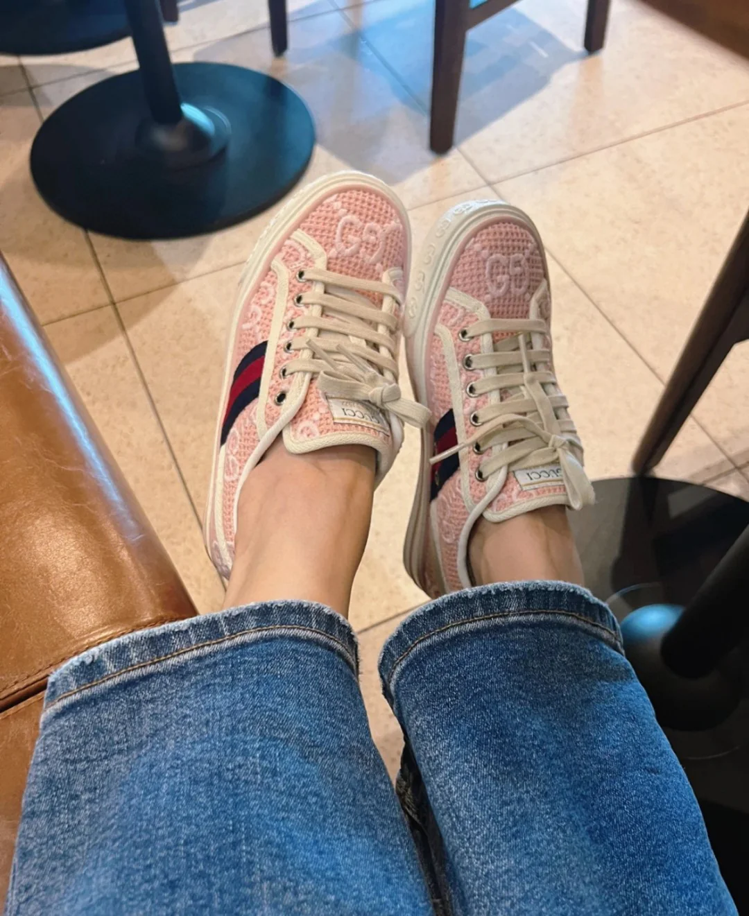 Новые поступления коллекции Gucci весна/лето 2023 - Классическая коллекция 1977 года - Туфли из парусины - Парный стиль - Фотографии в одежде