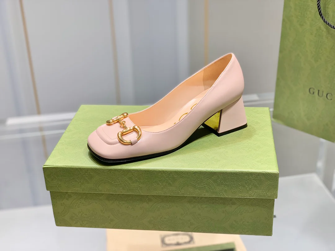 Весенняя коллекция Gucci 2021 — Босоножки на массивном каблуке с пряжкой в ??виде конской уздечки.