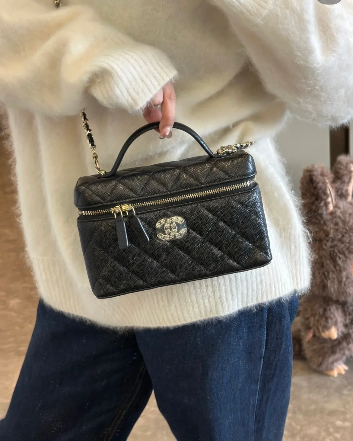 Сумка-бенто Chanel 25p-LP с застежкой в ??форме сердца, украшенной бриллиантами — черная.