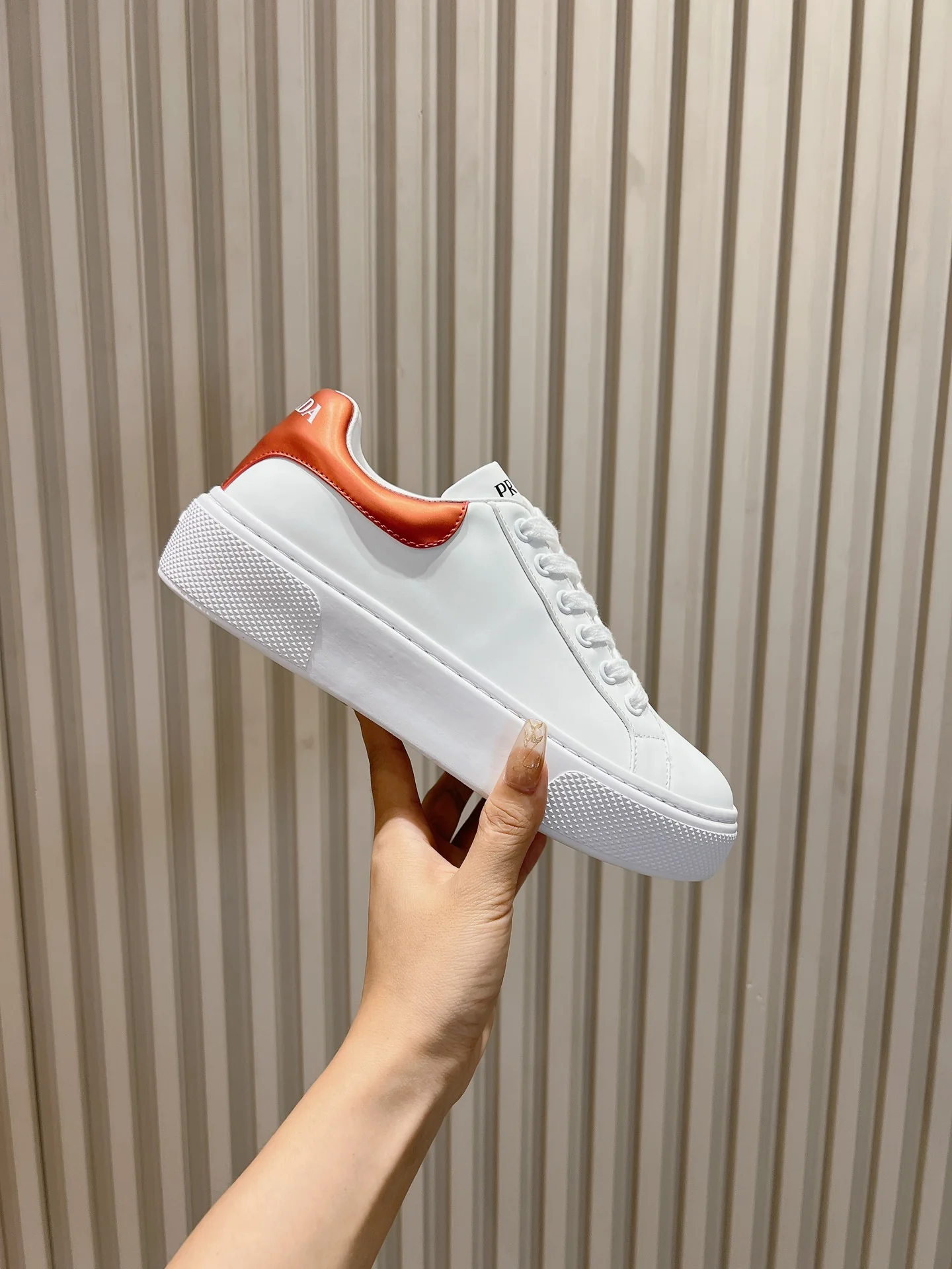 Кроссовки Prada 2024 - с оранжевой отделкой и белыми вставками