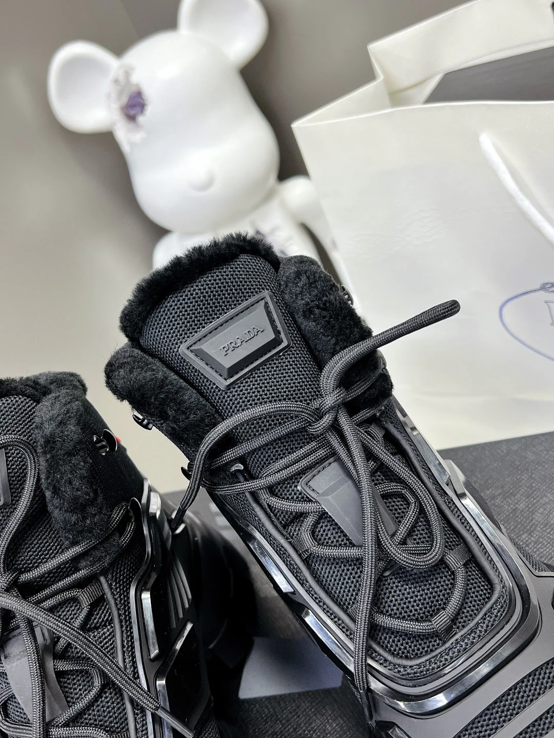 Новинка весны 2022 года от Prada - повседневные туфли на высокой платформе - черные.