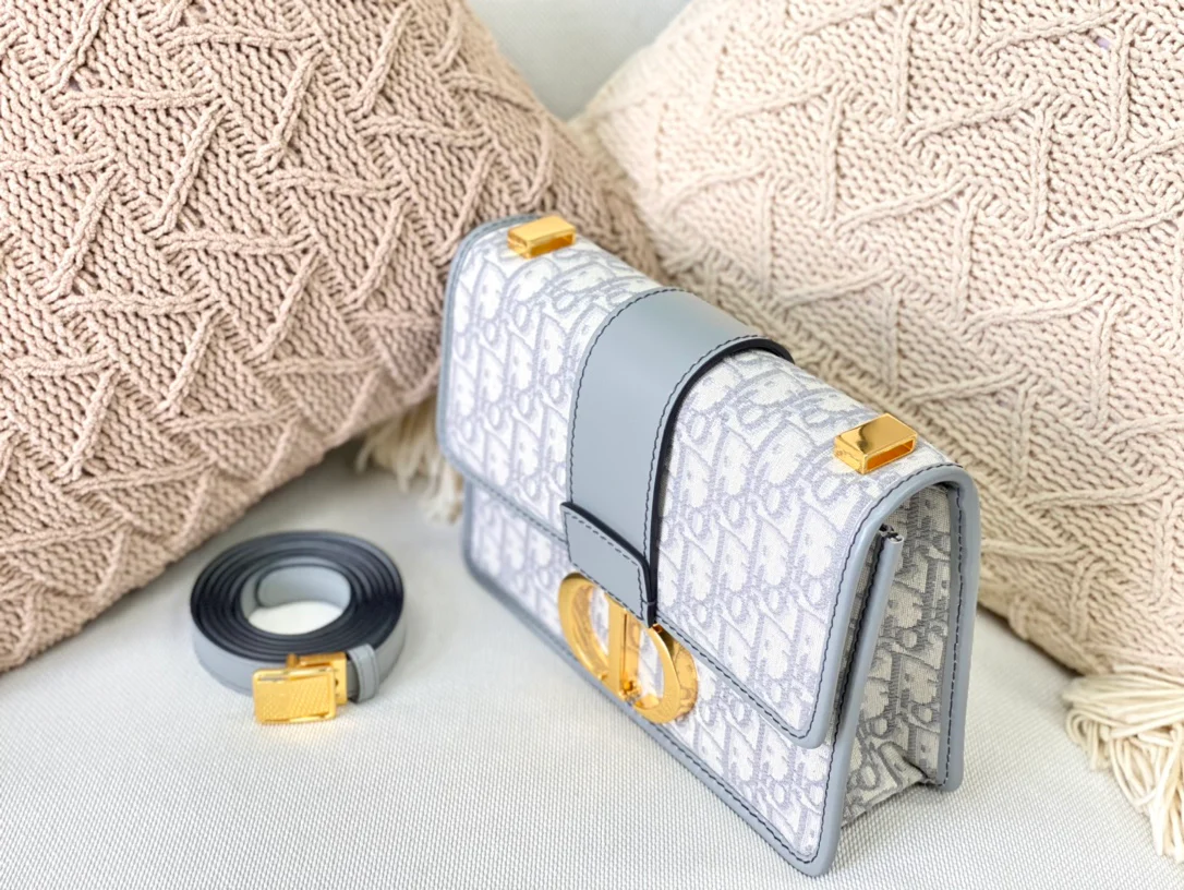 Новинка лета от Chanel - сумка Montaigne - 24 см