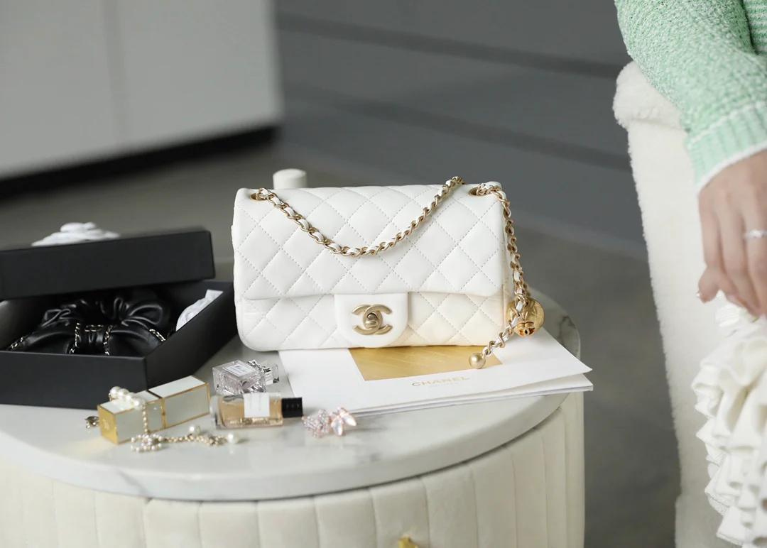 Chanel - Золотая сумка-клапан с шариком из углеродного волокна - Белая