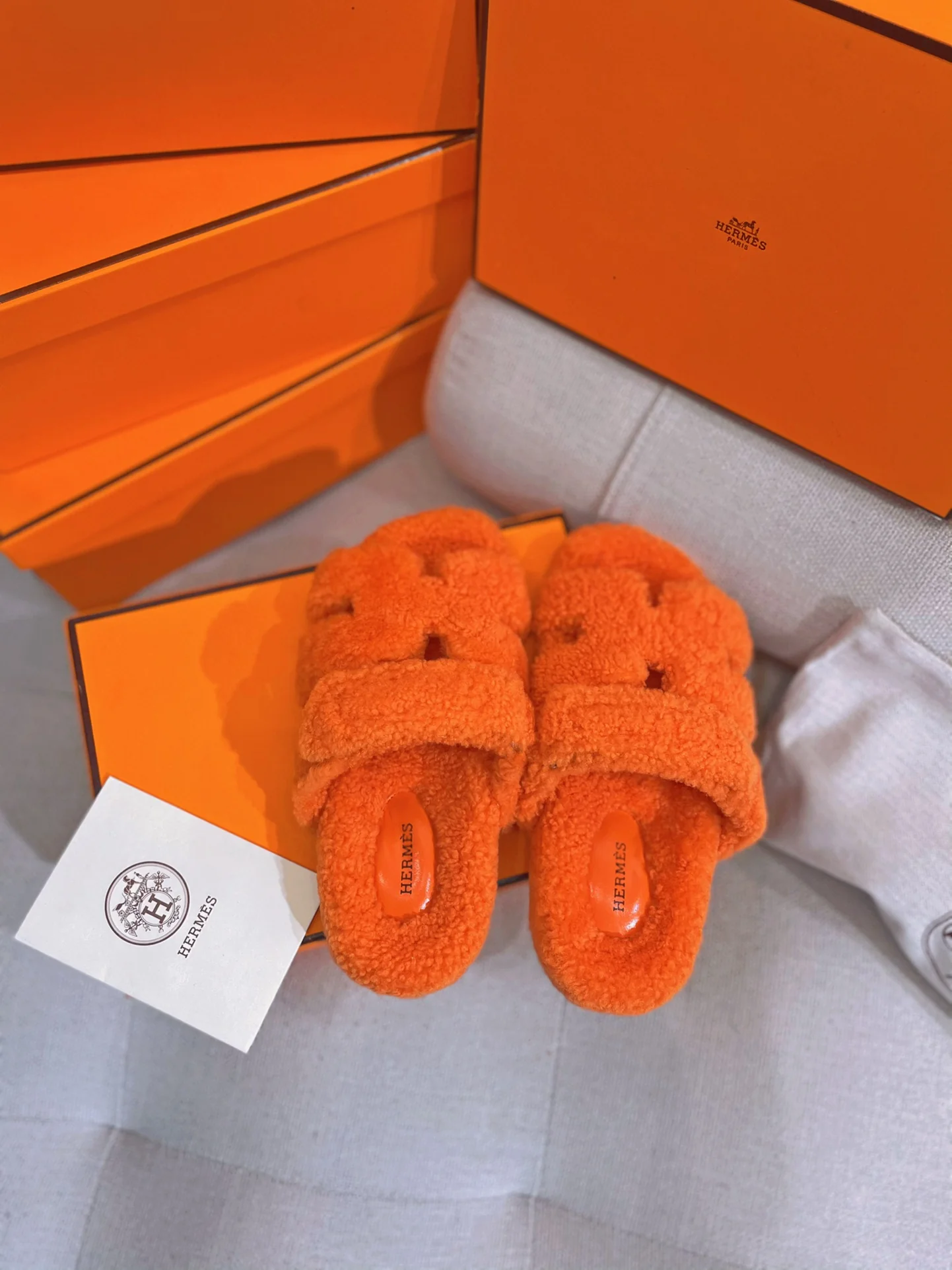 Новинка осенне-зимней коллекции Hermes 2022 — тапочки H из овечьей шерсти и кожи в стиле пэчворк — оранжевые.