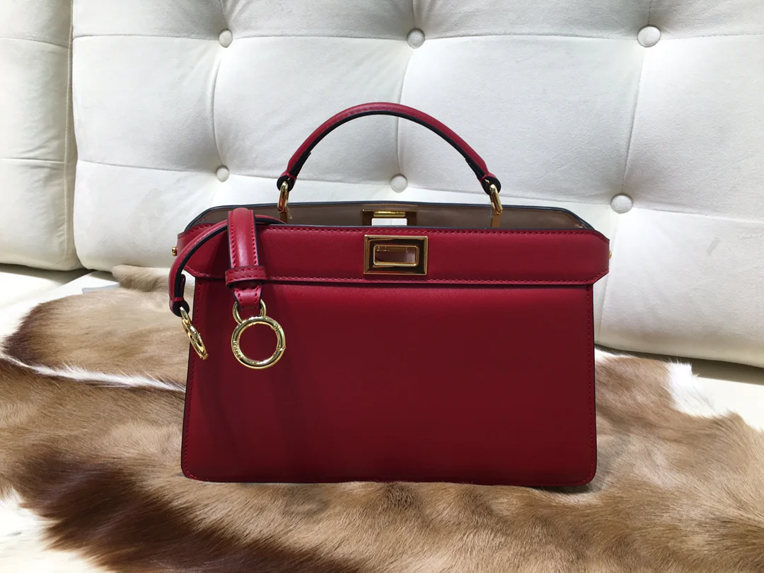 Розовая кожаная сумка Fendi Peekaboo i Seey