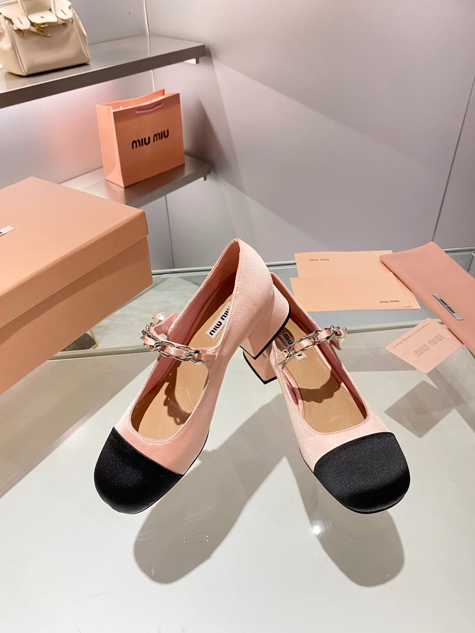 Новинки коллекции Miu Miu осень/зима 2023 - Балетки - Туфли на низком каблуке - Розовые