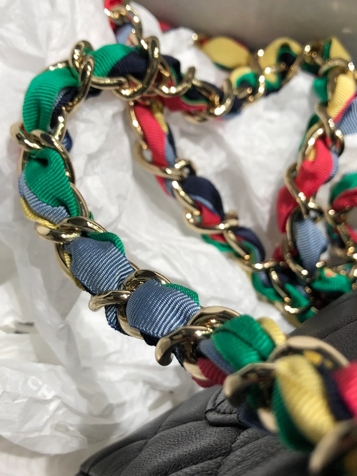 Сумка Chanel с радужной цепочкой, 2022 год.