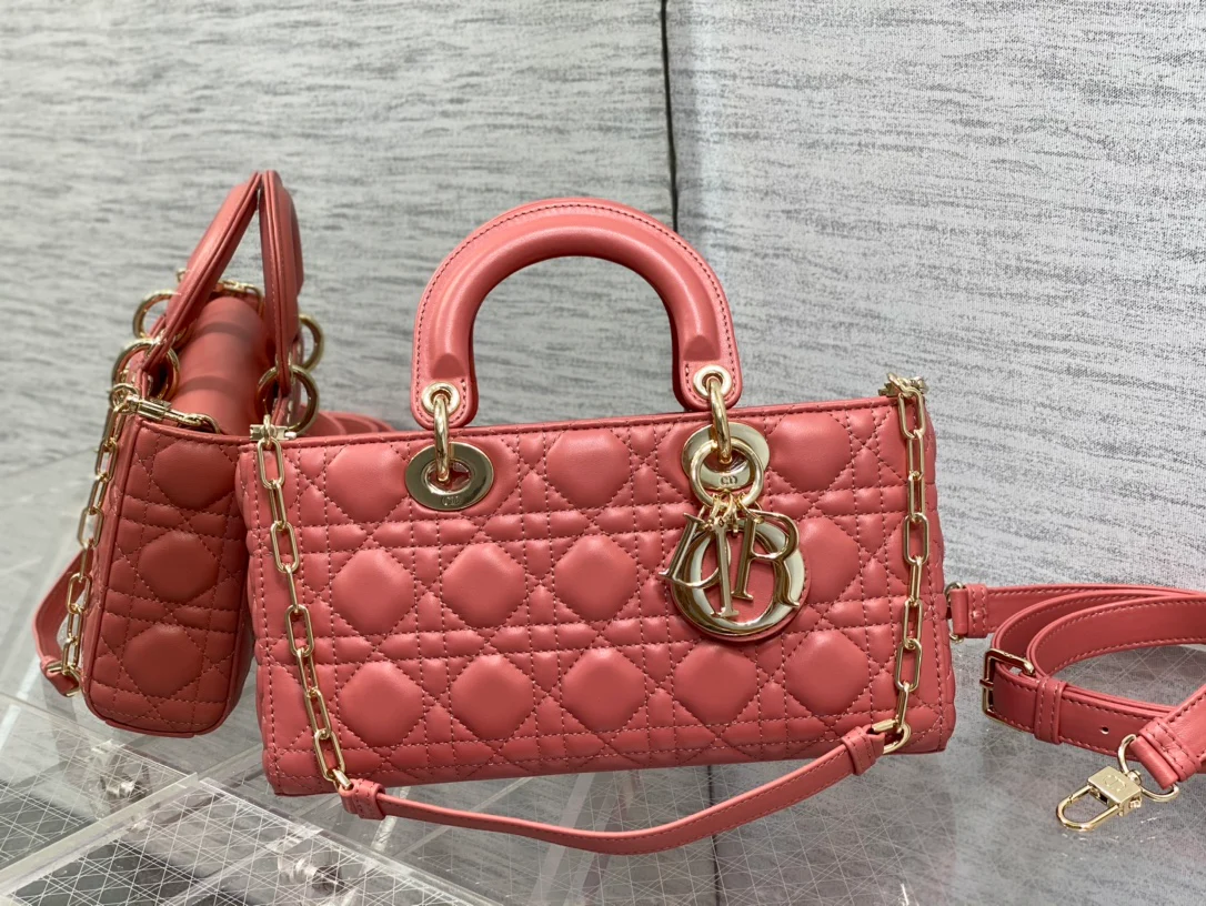 Сумка Dior Lady d Joy — большая — стеганая из овечьей кожи, кораллово-розовый цвет.