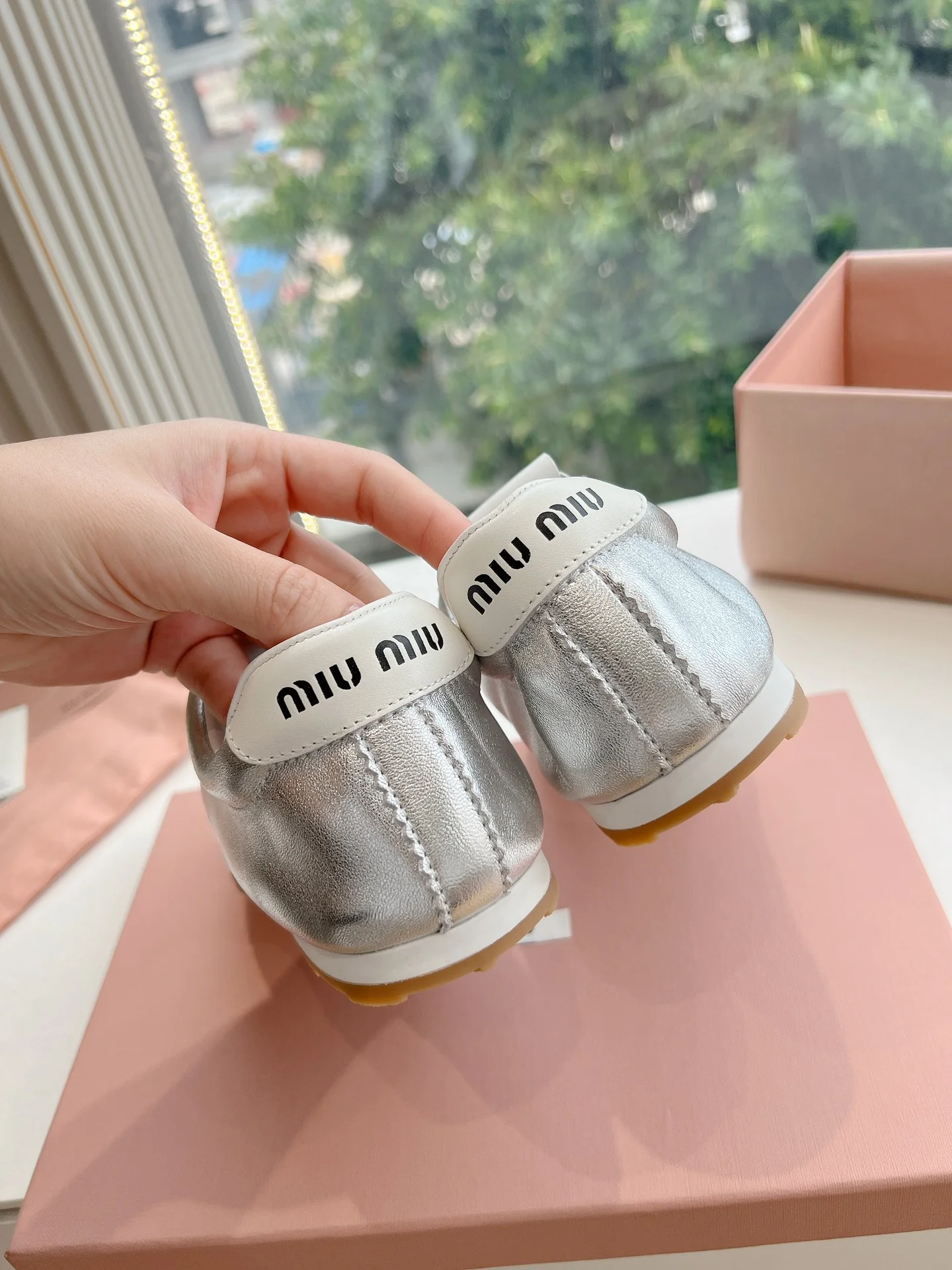 Повседневные туфли Miu Miu 2024 - серебристые