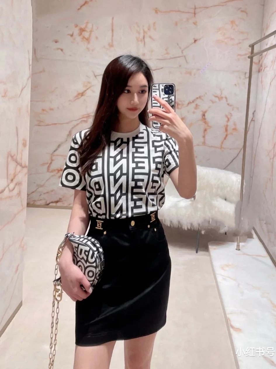 Мини-сумка Fendi Praphy Crescent Moon через плечо — черно-белая коллаборация.