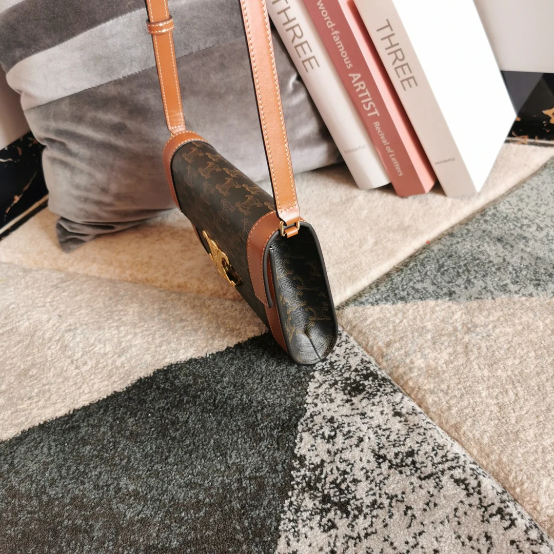 Celine - Сумка-конверт через плечо - Монограмма, коричневая