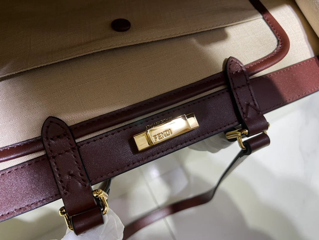 Сумка-тоут Fendi Peekaboo с ручкой из абрикосового холста.