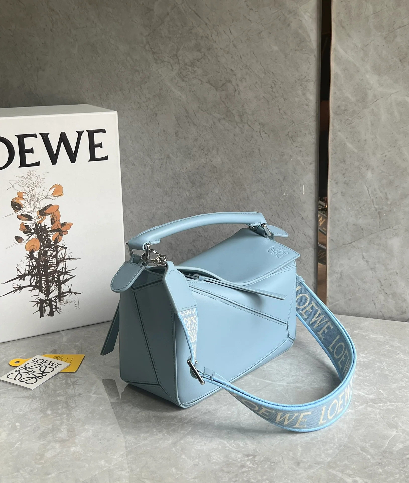 Кожаный костюм Loewe Puzzle, светло-голубой, размер S.