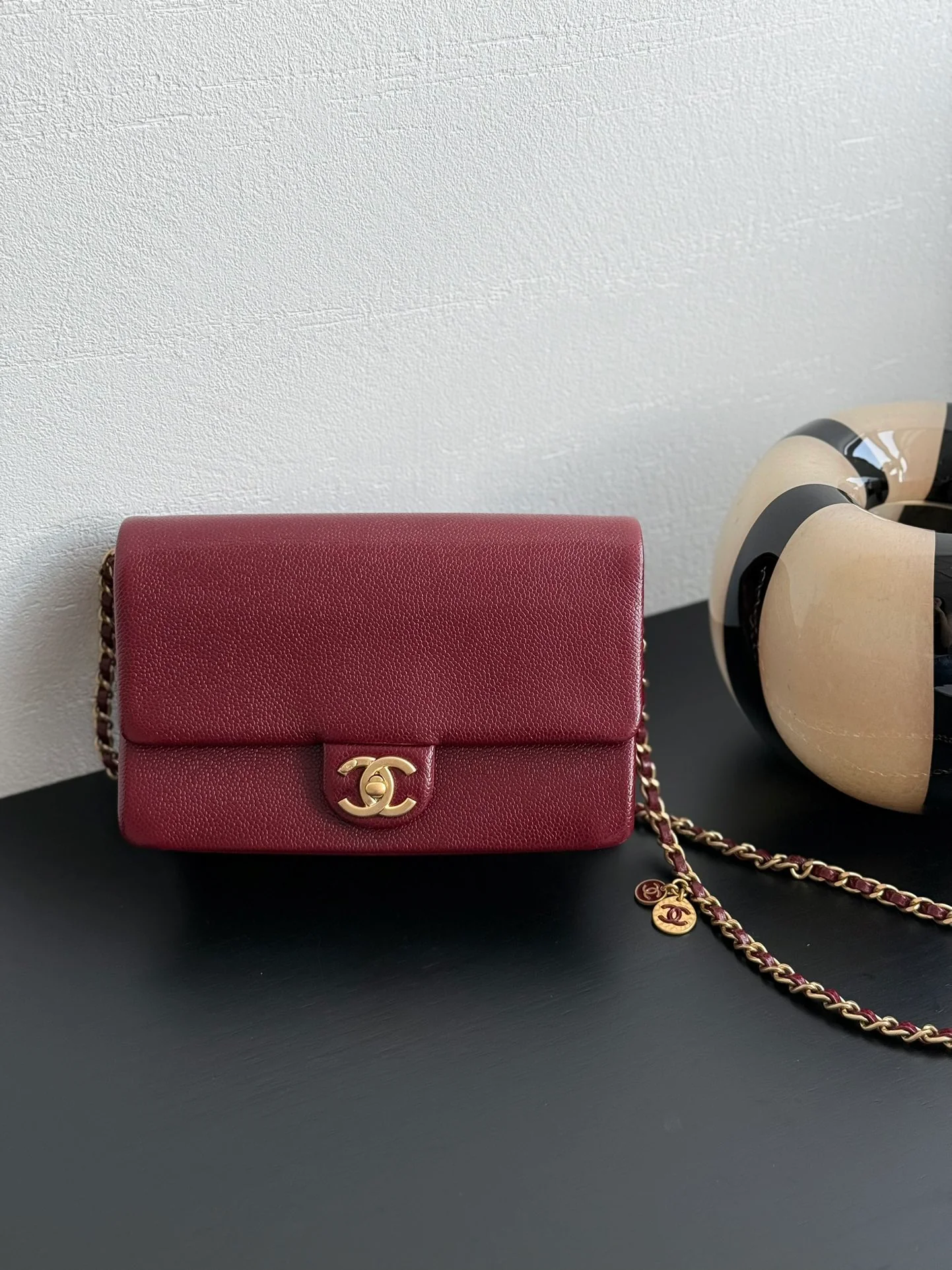 Винтажная сумка Chanel из икры, средний размер, бордовый.