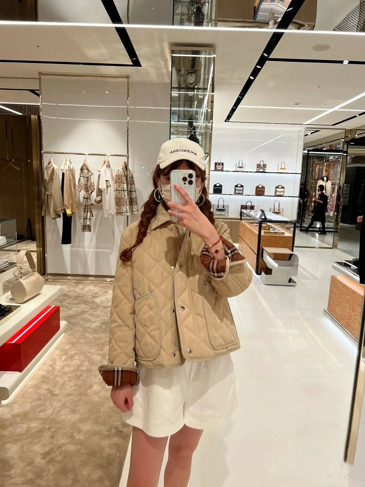 Пуховая куртка Burberry осень/зима - классический клетчатый узор с вельветовым воротником.