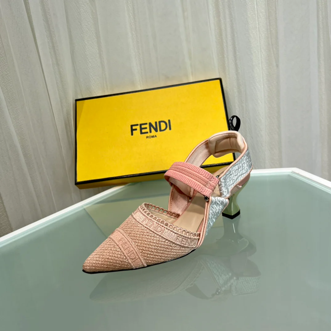 Fendi - Туфли на низком каблуке с ремешками на плечах