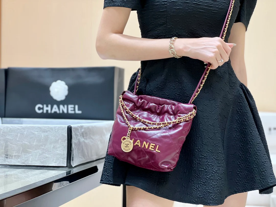 Весенне-летняя коллекция Chanel - Маленькая сумочка Chanel No. 22 - Фиолетово-красная