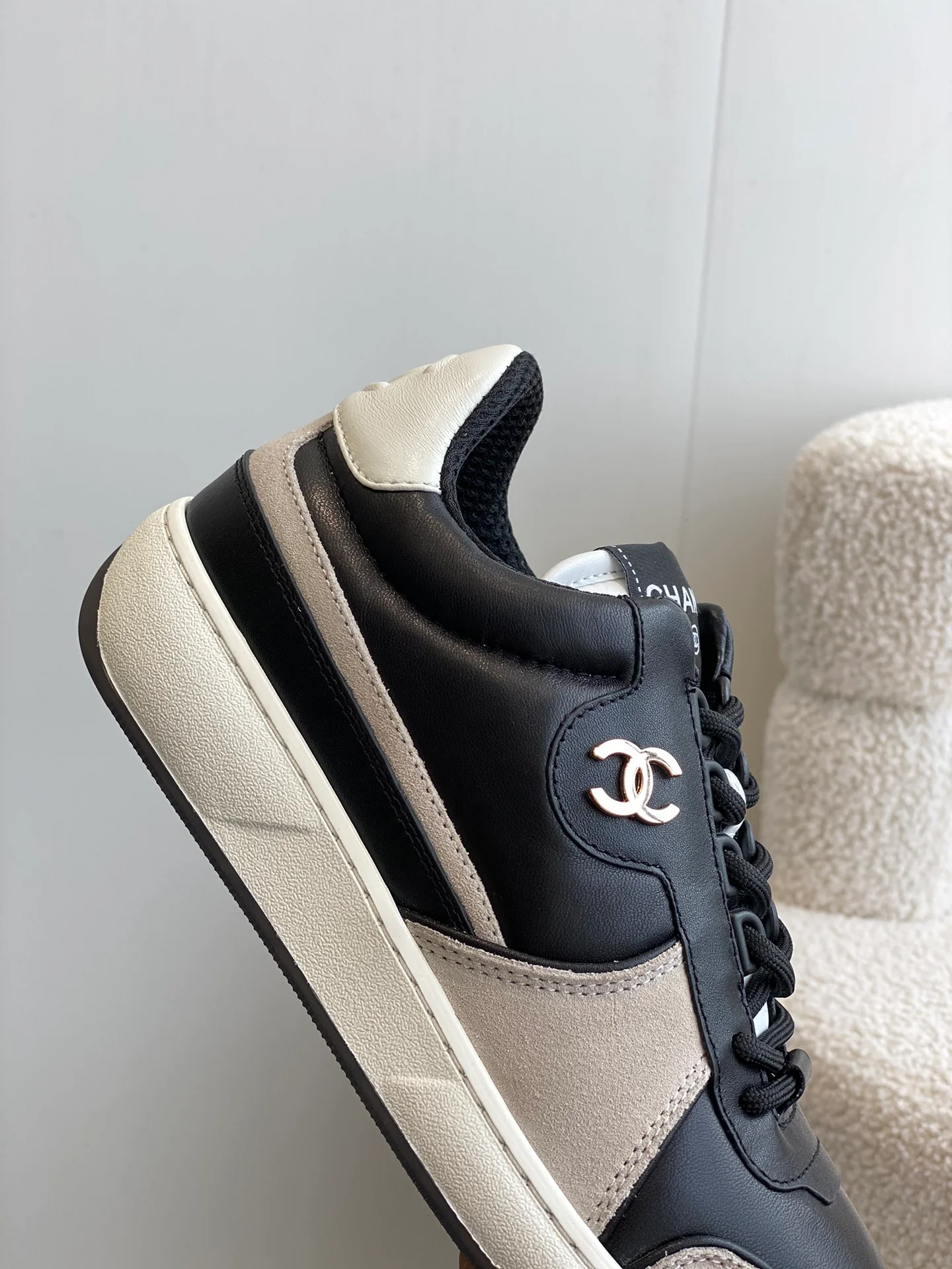 Новинка 2023 года от Chanel - Кроссовки из овечьей кожи - Черные