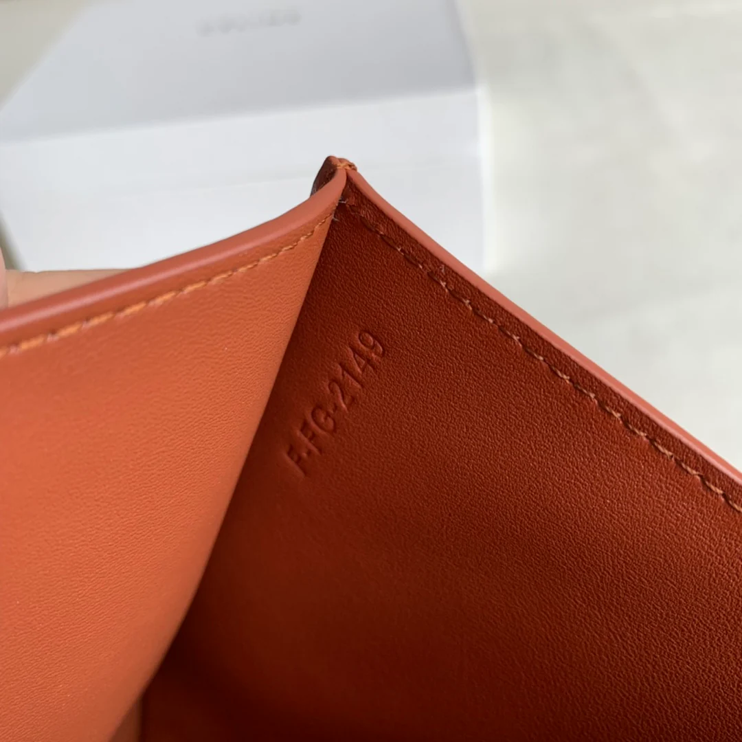 Селин - средней длины, кленово-коричневый с ледяным голубым