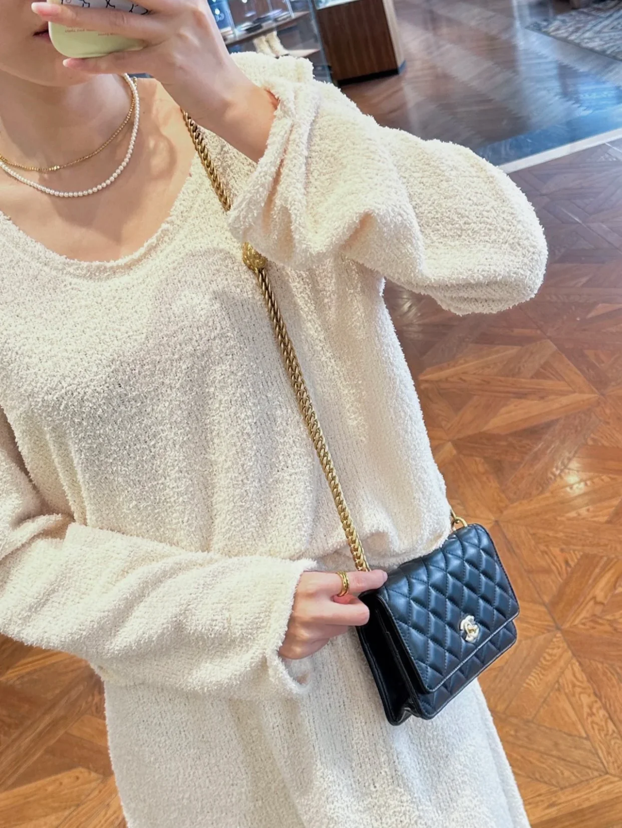 Весенняя коллекция Chanel 2023 - Регулируемая пряжка Camellia WOC - Овечья кожа - Черный - 19 см