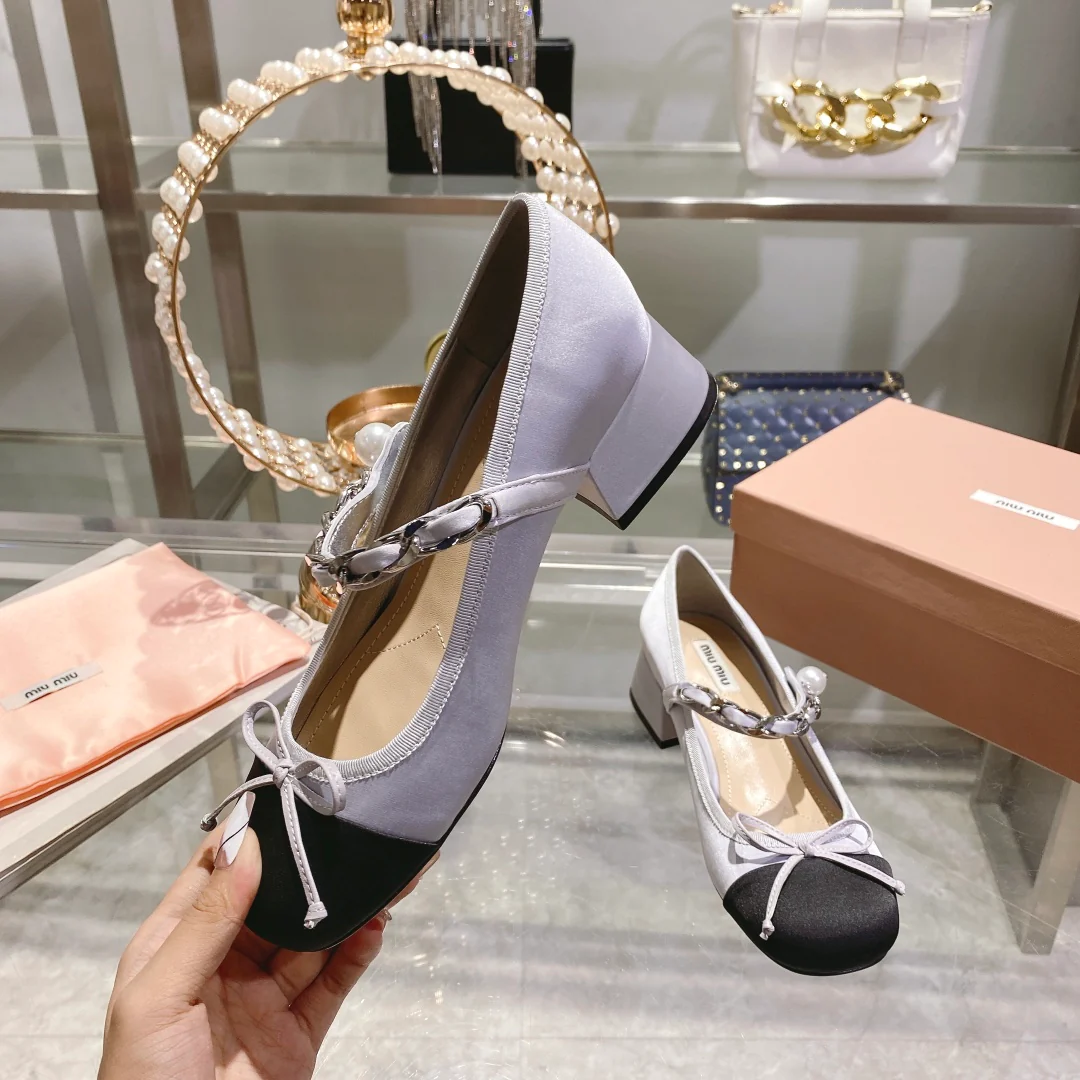 Весенняя коллекция Miu Miu 2023 - Шелковые туфли на низком каблуке с квадратным носком - Фиолетовые