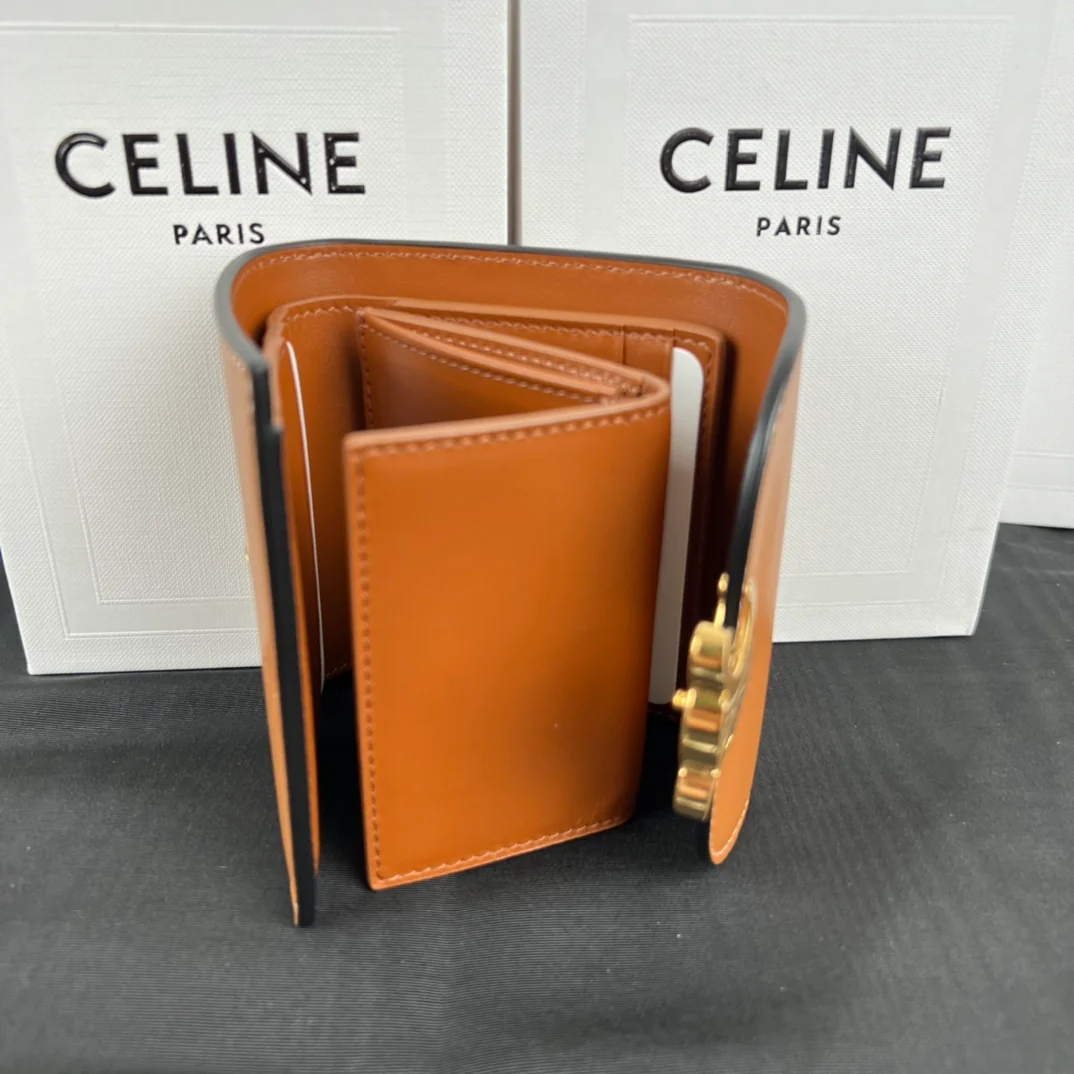 Маленький кошелек Celine Triomphe из гладкой овечьей кожи — кофейно-коричневый.