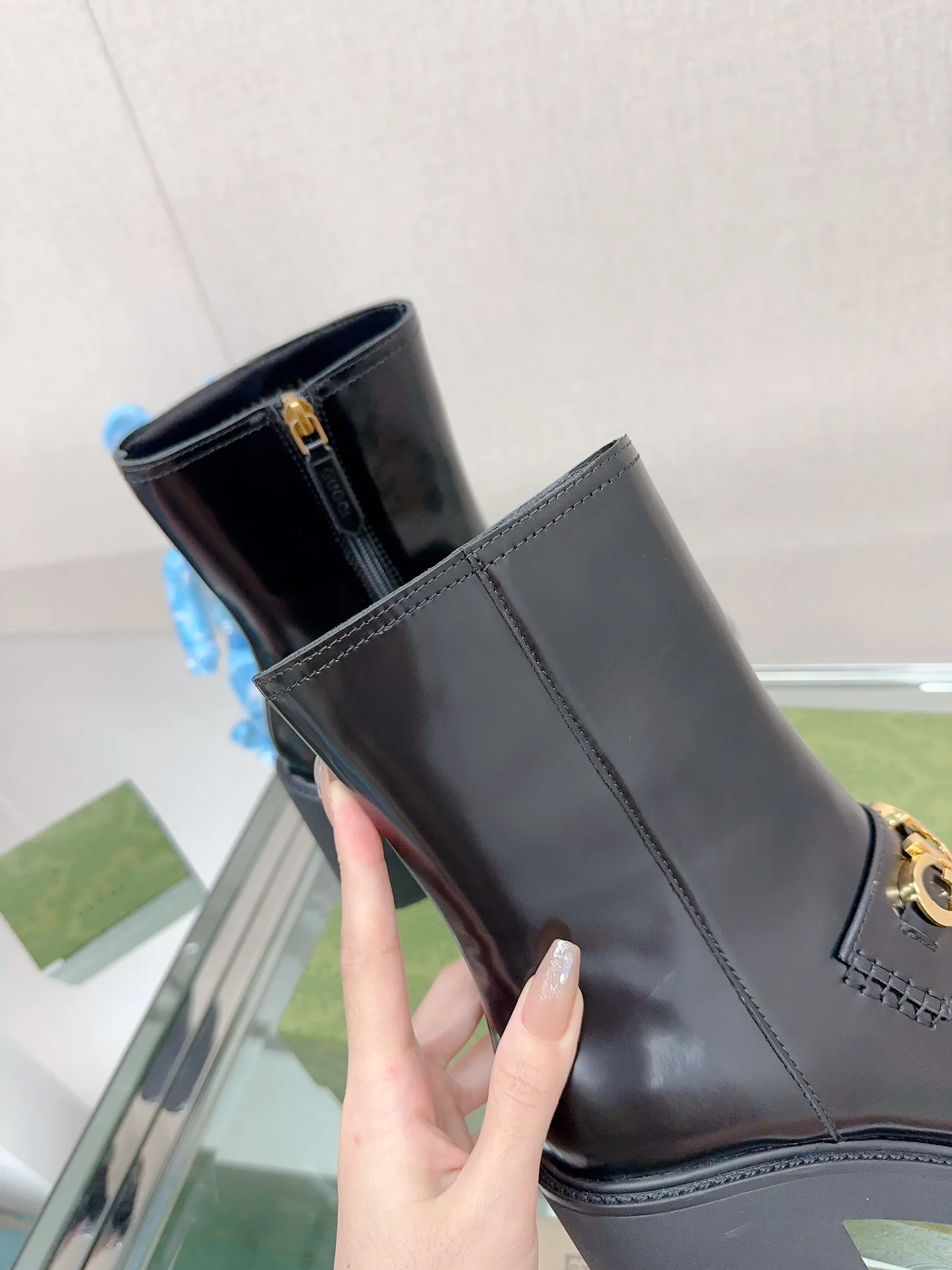 Новинка 2023 года от Gucci - Ботильоны на массивном каблуке с буквенным принтом - Глянцевый черный