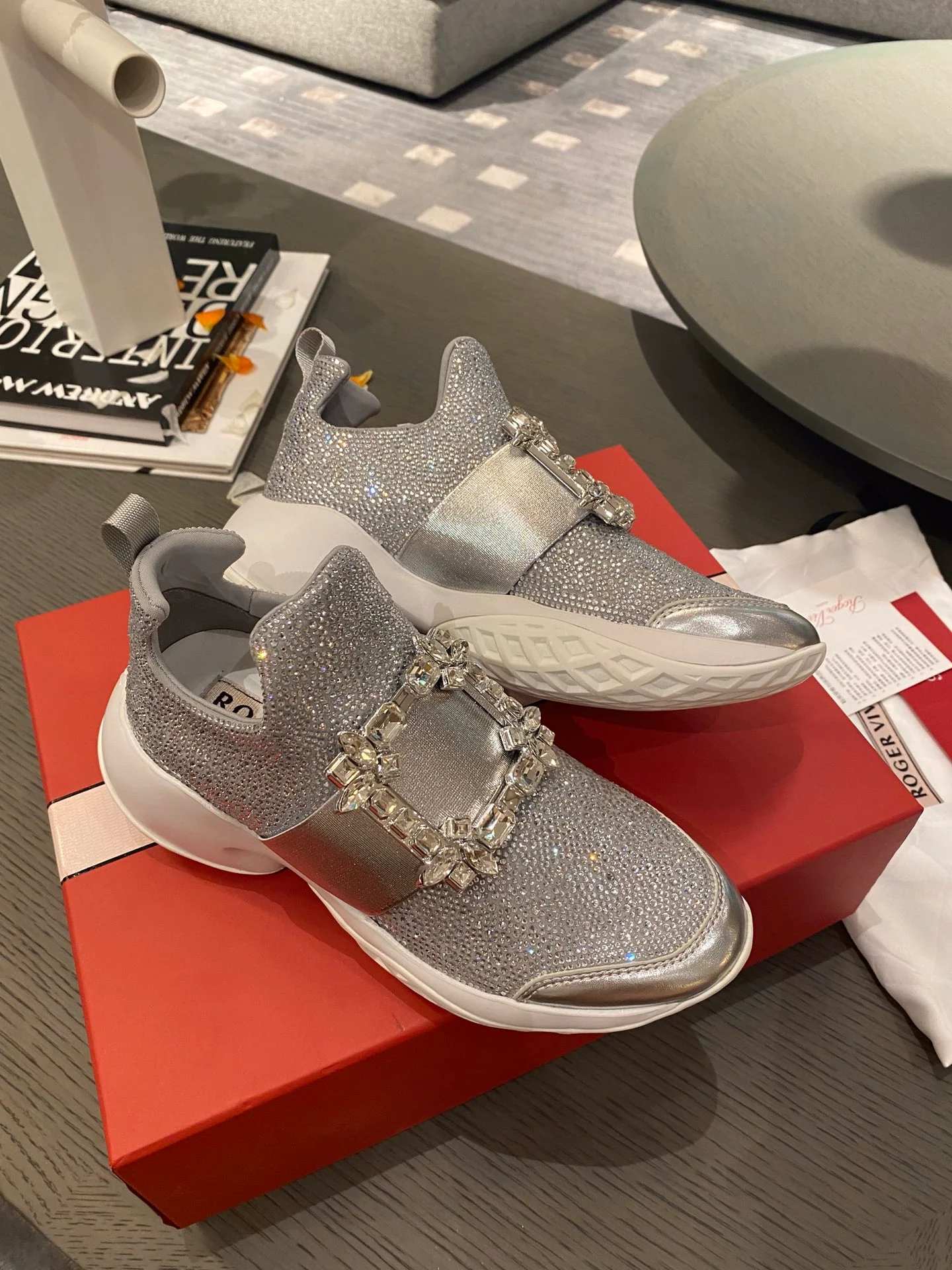 Кроссовки с пряжкой и стразами