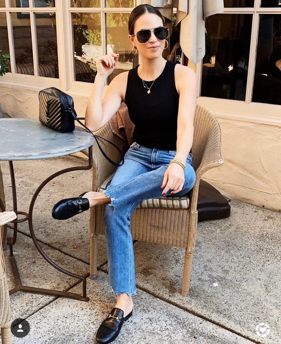 Фотосумка YSL Lou Bag — черная с черной пряжкой.