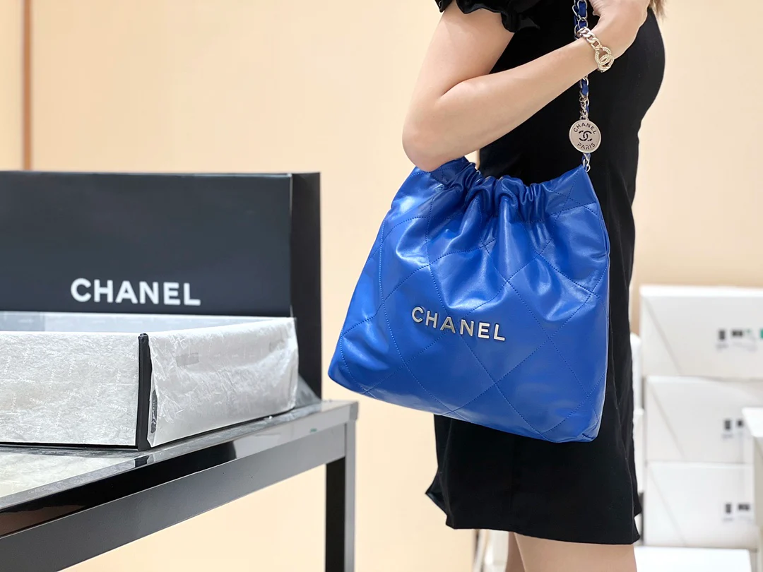Сумка Chanel 22, маленький размер, синяя, в таком виде, как на фото.