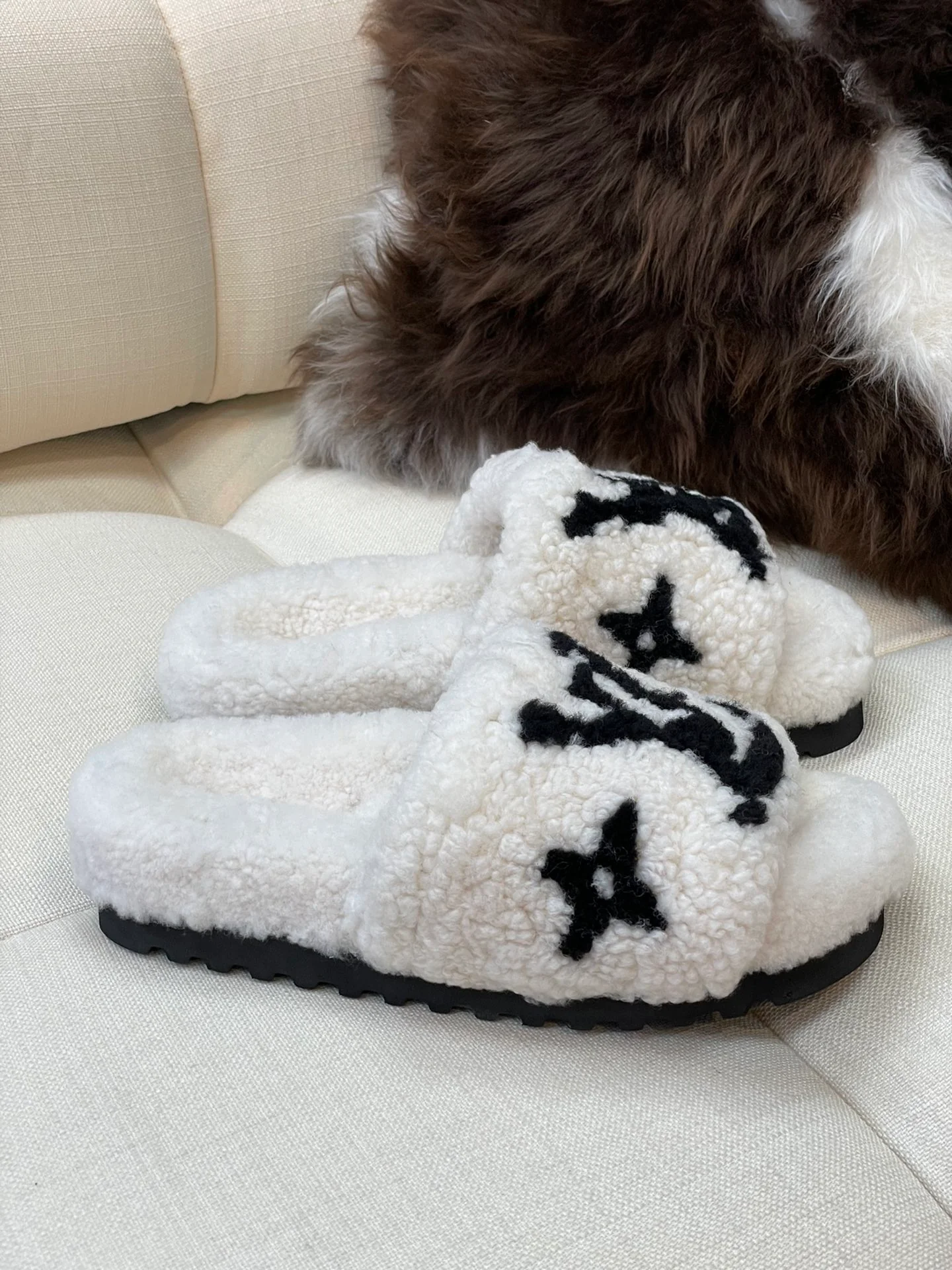 LV - Новые шерстяные тапочки из коллекции осень/зима 2022